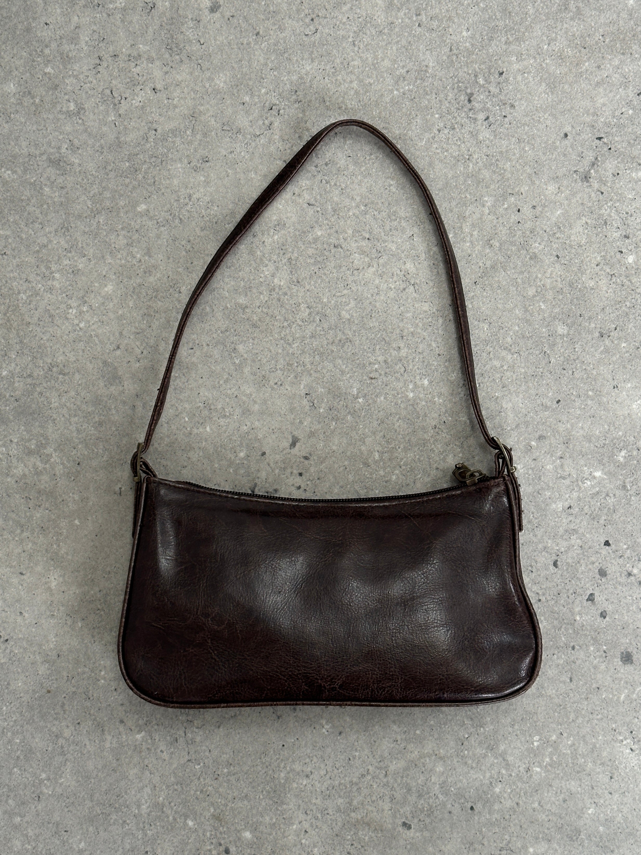 Vintage faux leather shoulder bag with adjustable strap and classic design, showcasing a stylish vintage accessory for everyday use.