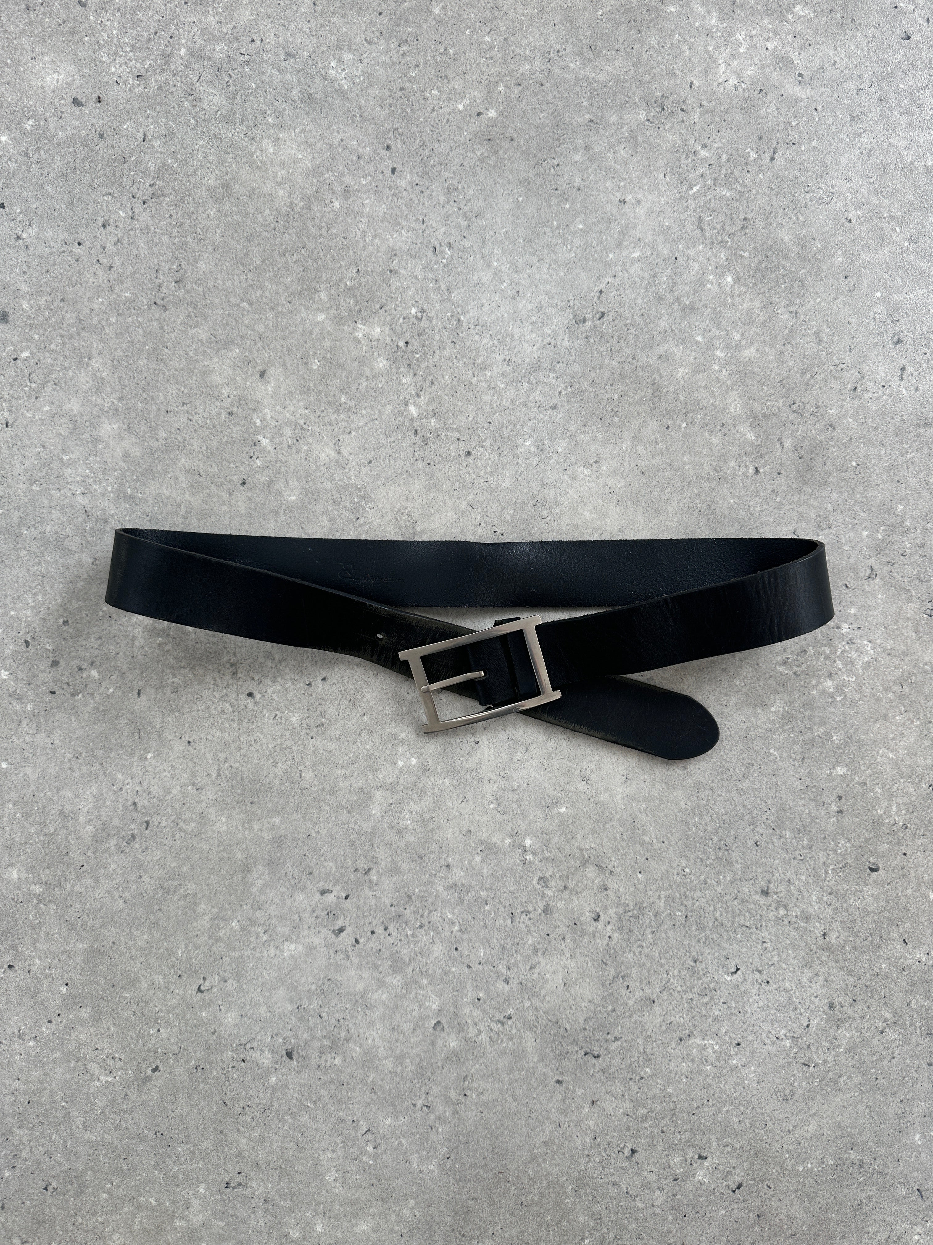 Vintage 2000s chrome leather belt with adjustable 30-34 inch length, featuring a shiny metallic finish and classic buckle.