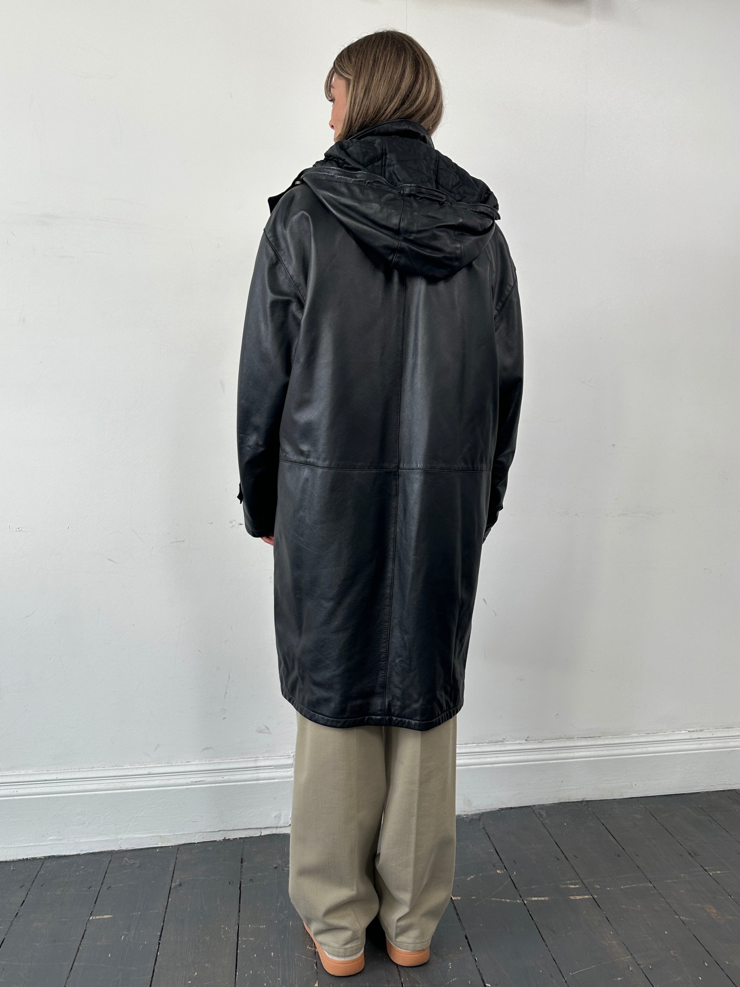 Vintage Italian leather hooded trench coat in XL/XXL, stylish vintage leather jacket with a hood and classic design.