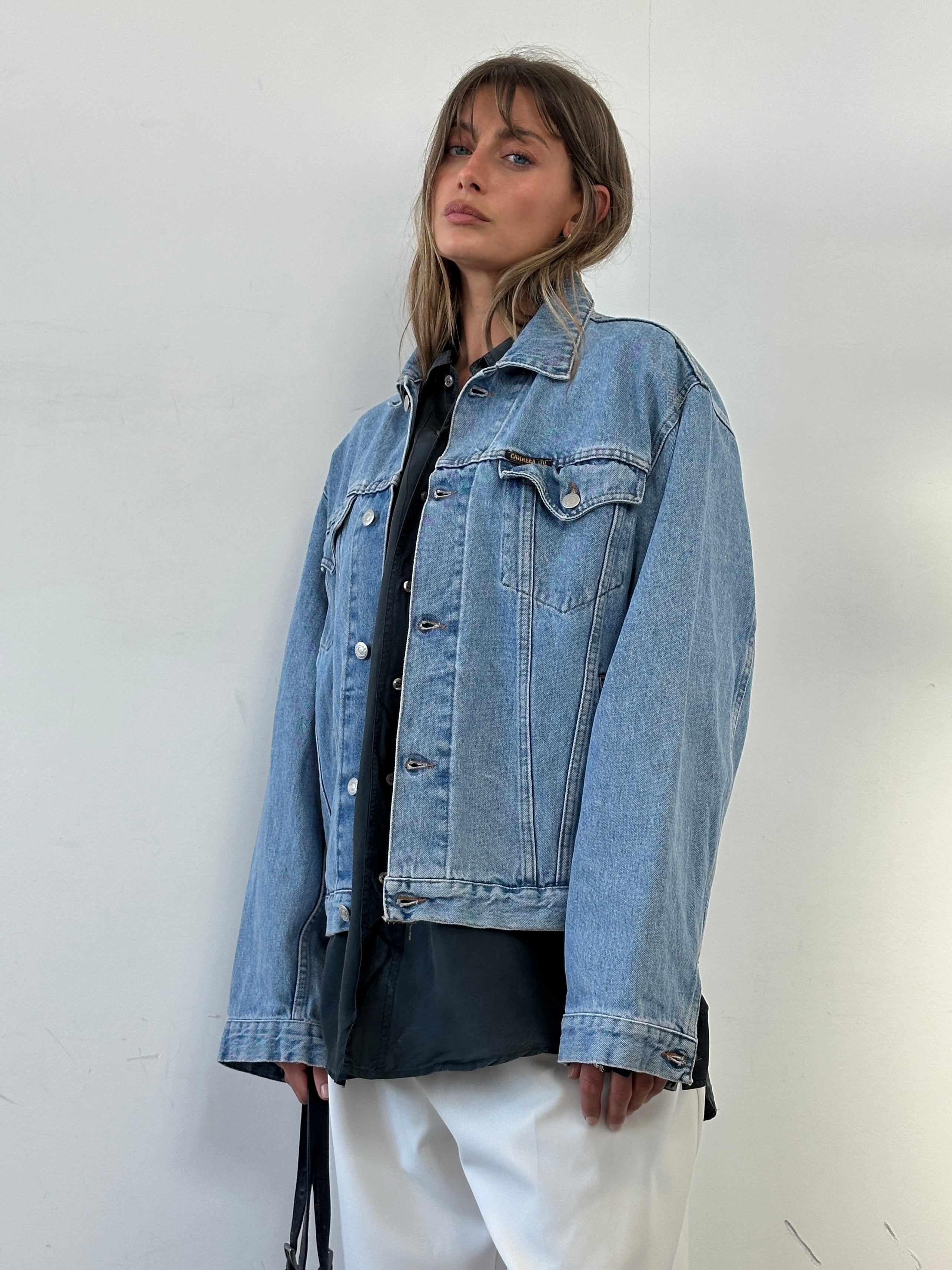 Carrera Italian oversized denim jacket from the 80s-90s, in large size, featuring classic blue denim and vintage style details.