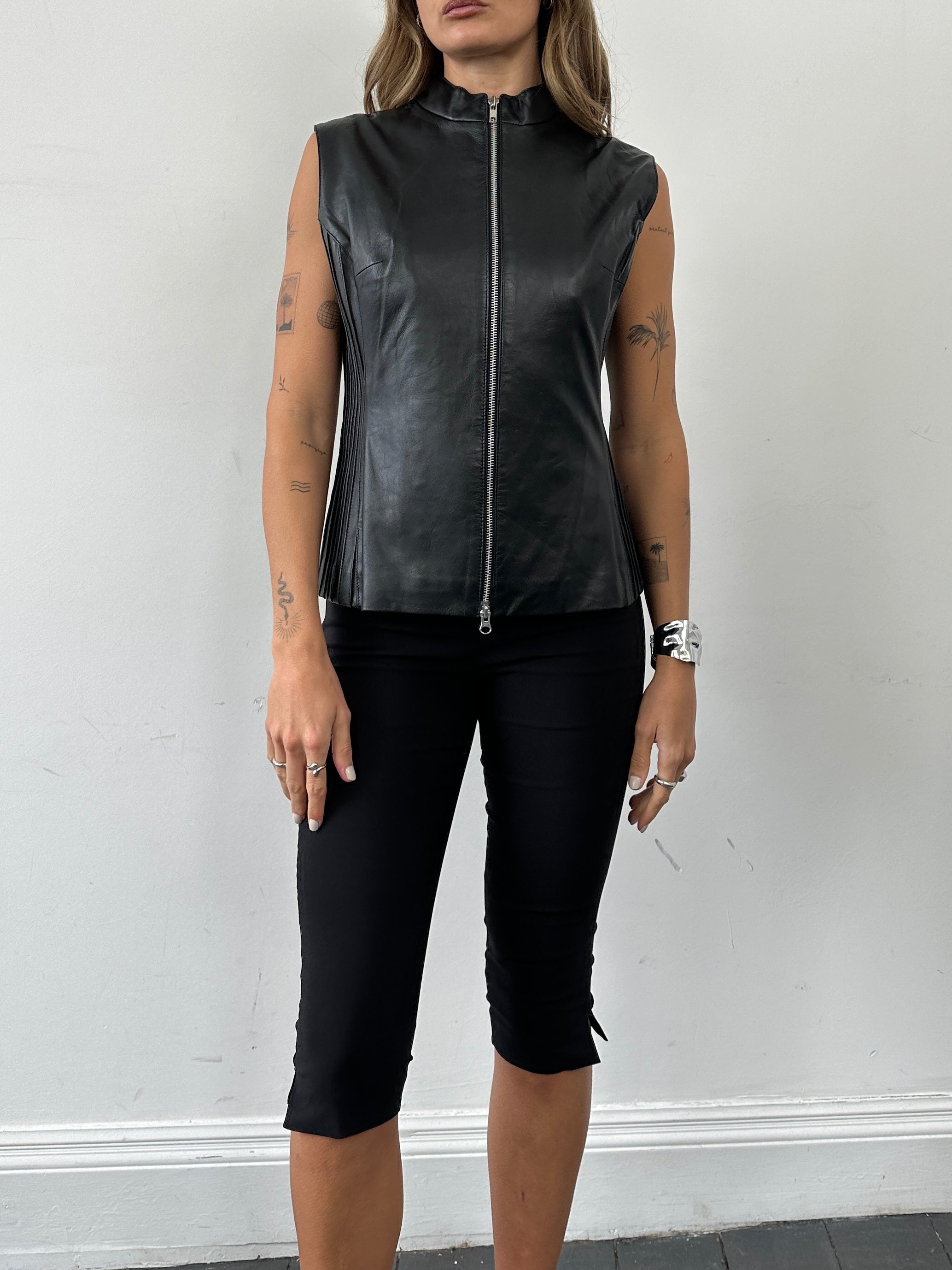 Vintage leather double zip pleated vest jacket in size L, featuring stylish design and classic craftsmanship.