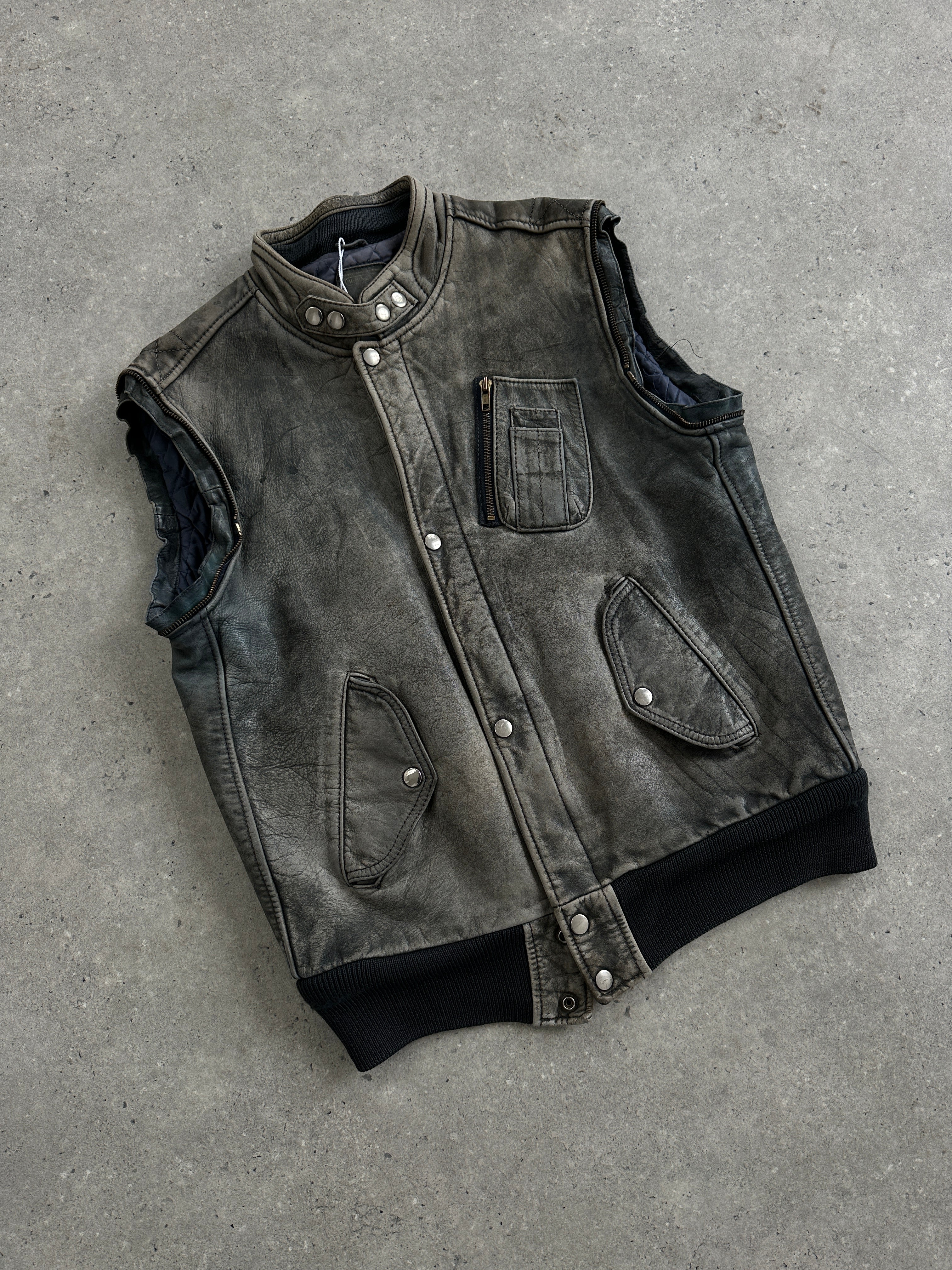 Vintage 3-in-1 aged leather bomber jacket, size medium, with classic collar and quilted lining, showcasing a rugged vintage style.