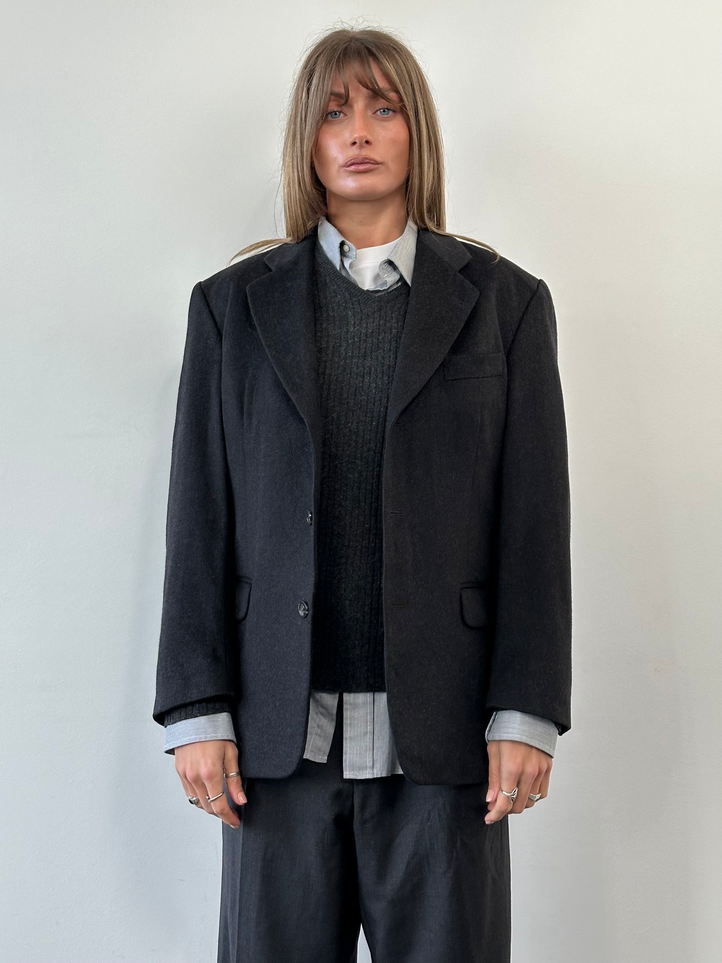 Vintage Italian pure cashmere single-breasted blazer in size 36R/M, shown hanging with classic tailored details.