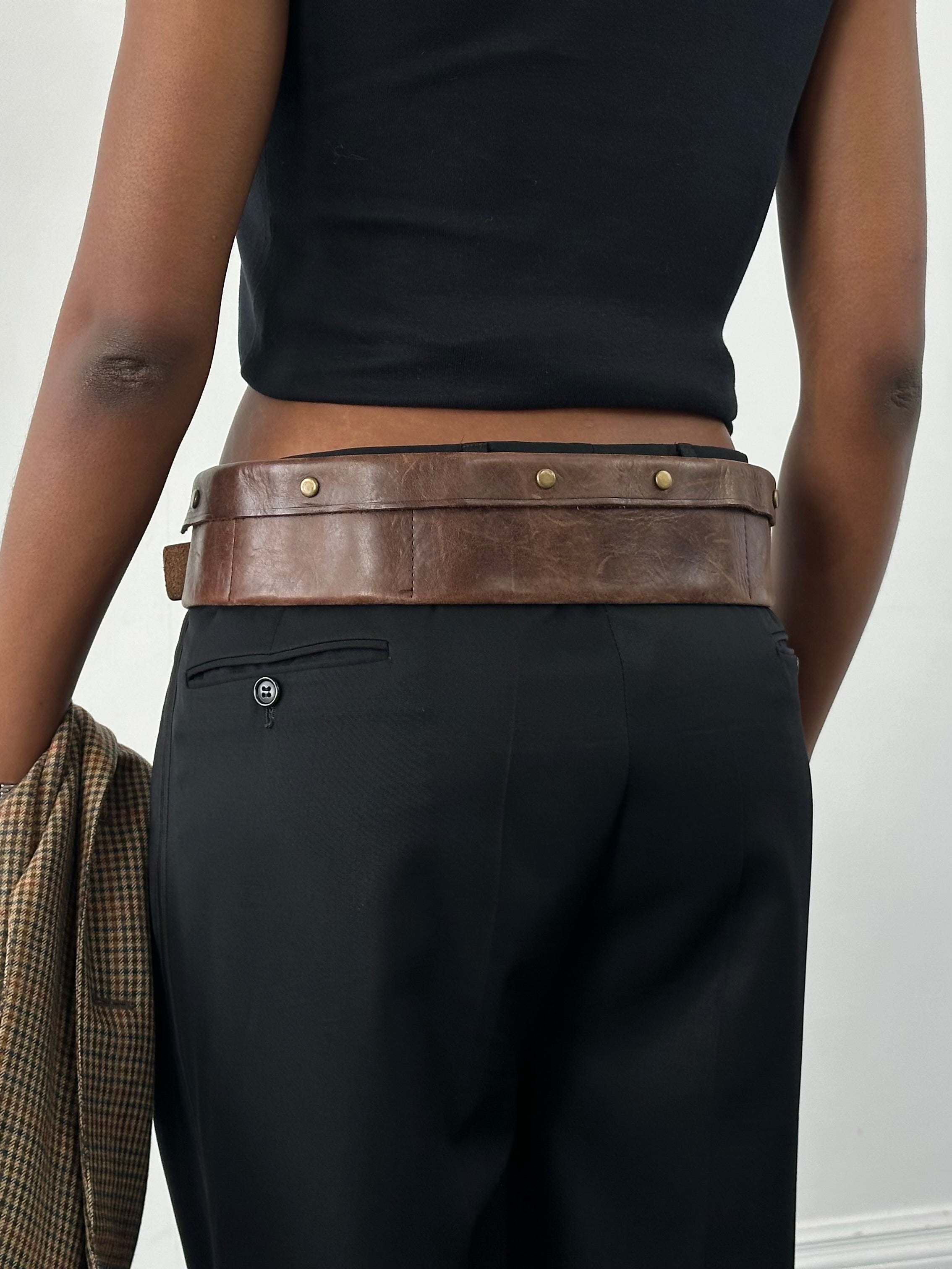 DKNY leather chunky utility belt bag with adjustable W31-33 size, featuring a stylish 2000s-inspired design and multiple functional compartments.