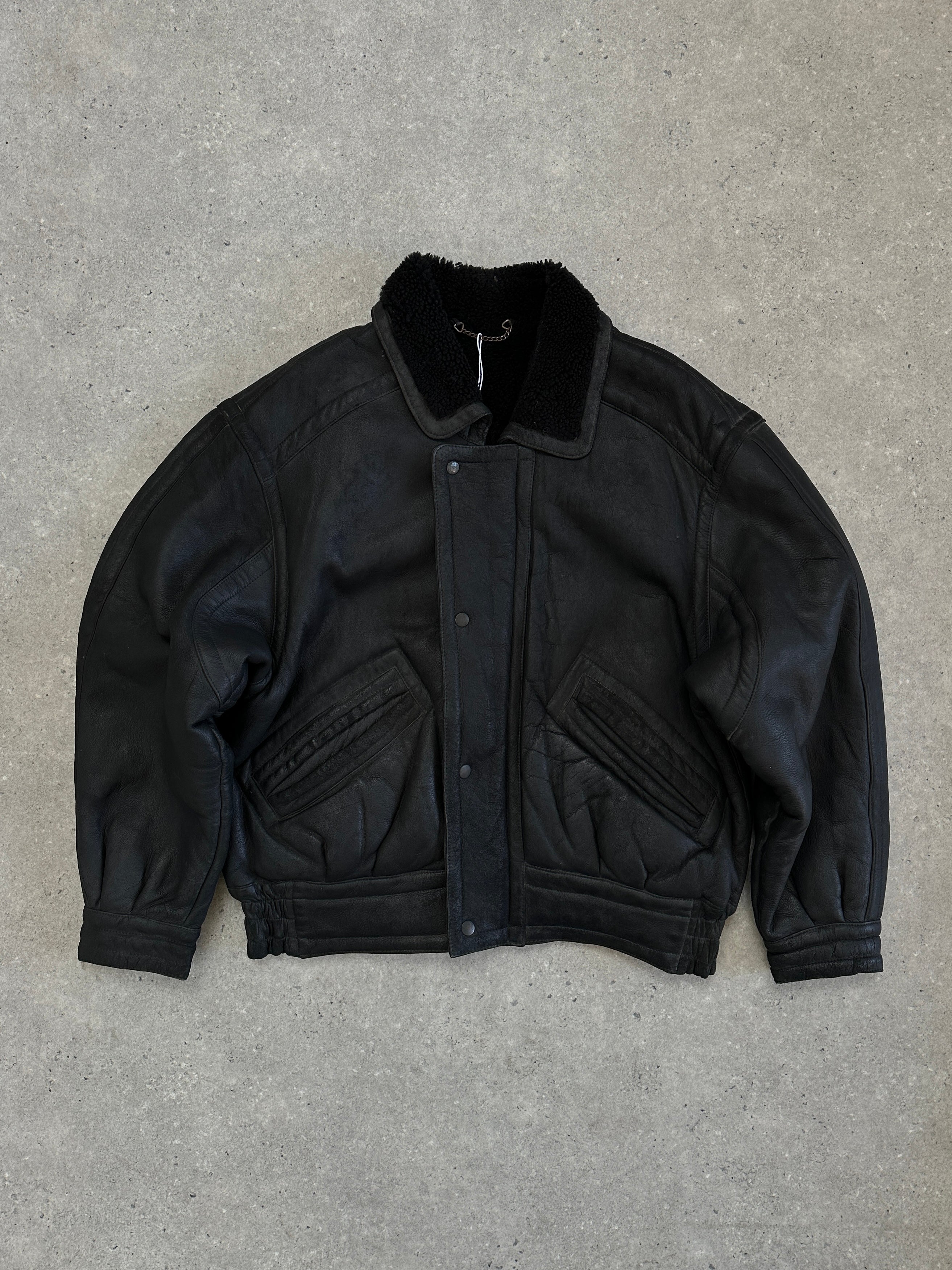 Vintage shearling leather jacket in size M/L, featuring a classic design with soft shearling lining and authentic leather exterior.