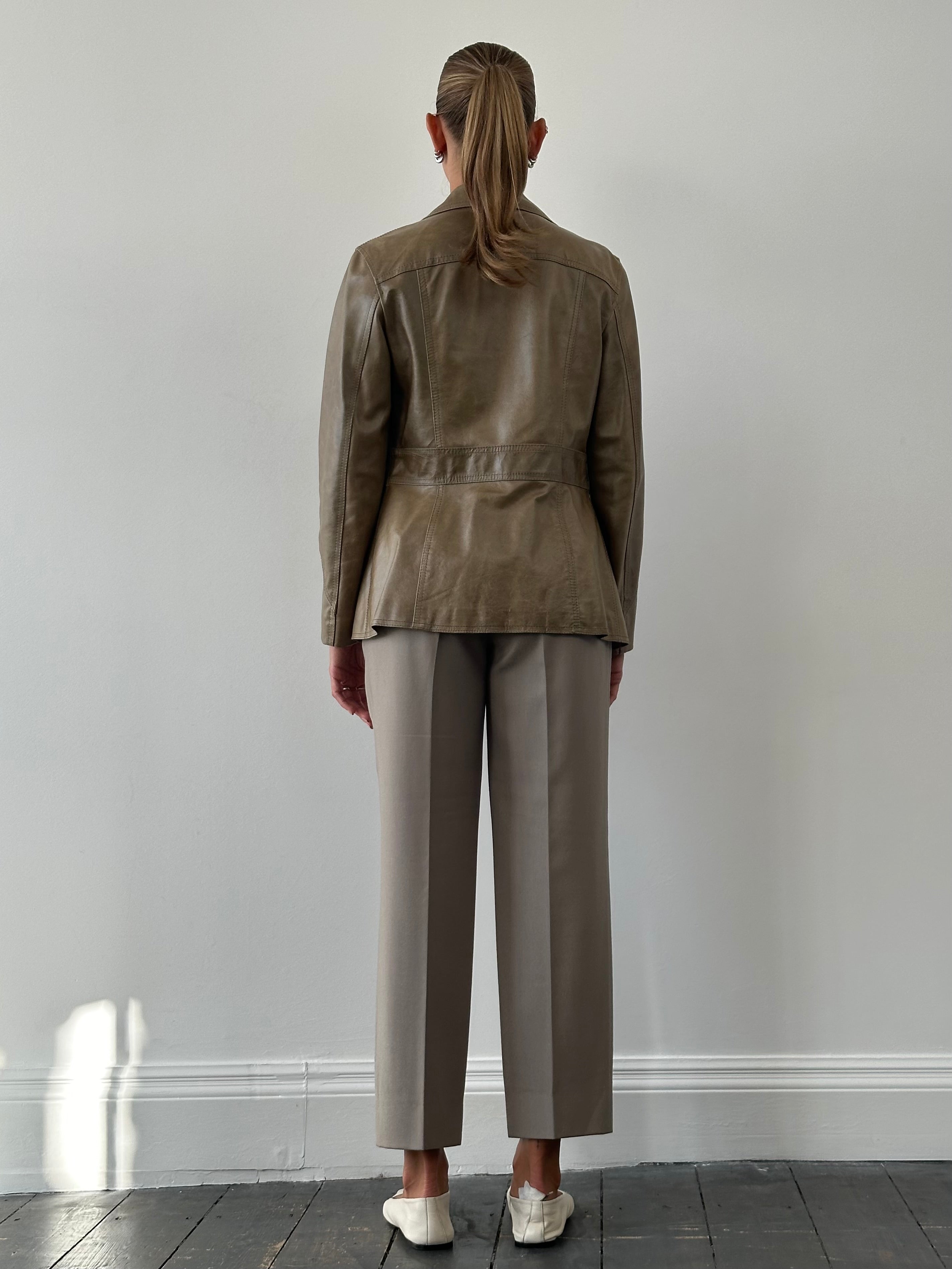 Italian vintage pure wool high-waisted trousers in dark fabric, featuring a classic fit and tailored design.