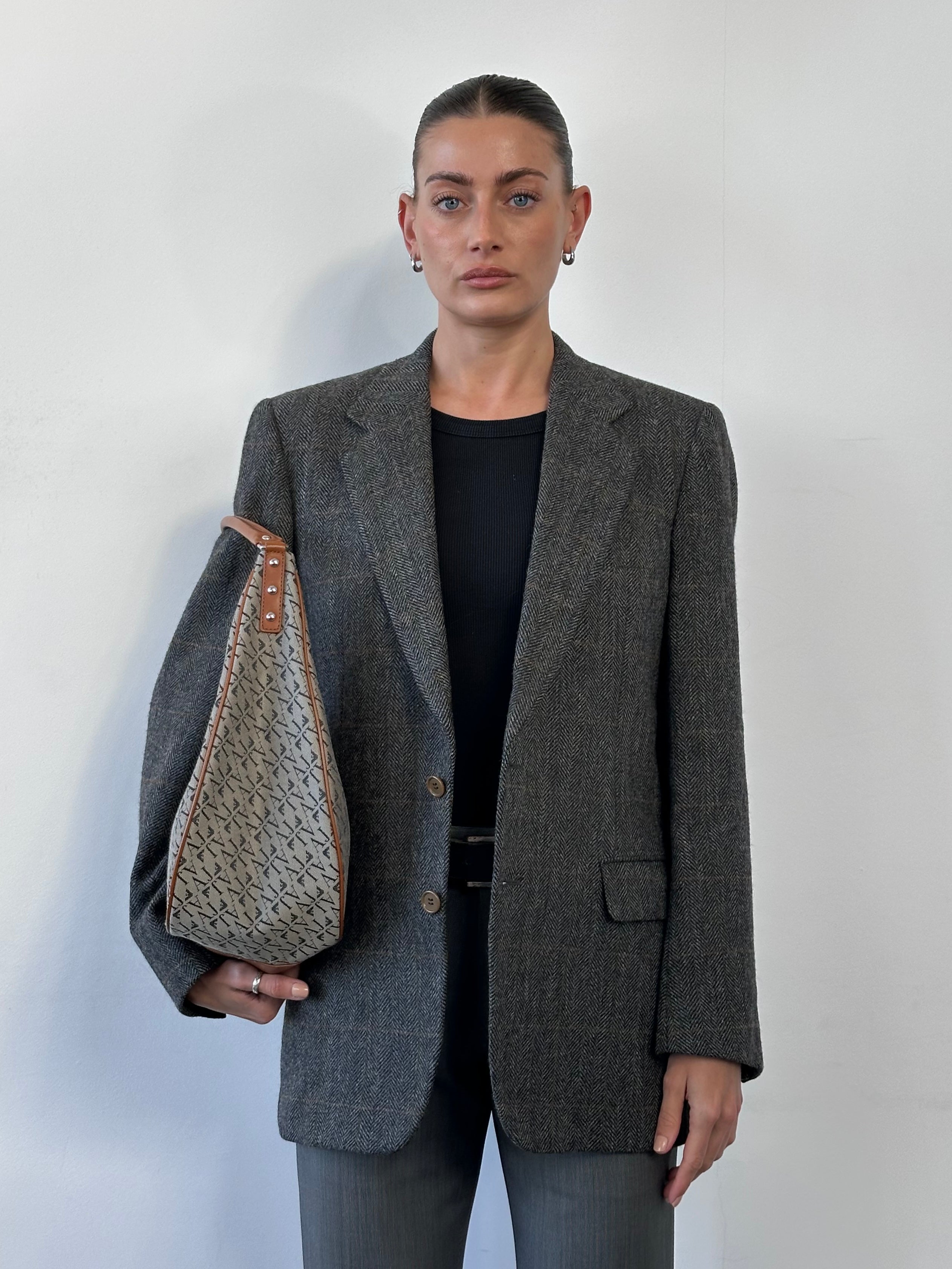 Burberry tweed pure wool single-breasted blazer in size 40R/L, tailored fit with classic design and button details.