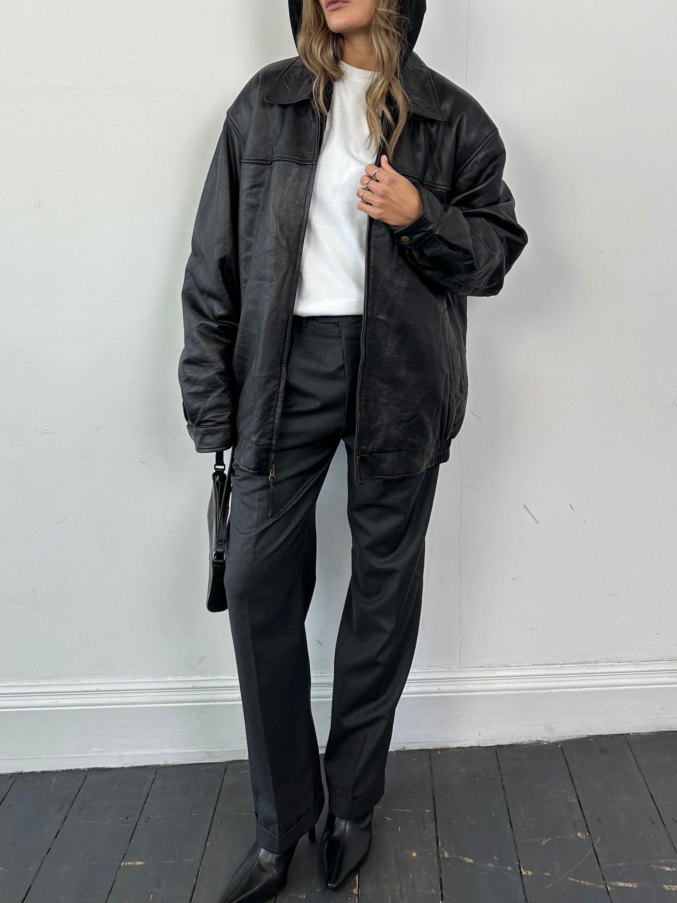 Vintage minimal leather bomber jacket in XL/XXL, featuring classic design, smooth leather material, and ribbed collar and cuffs.