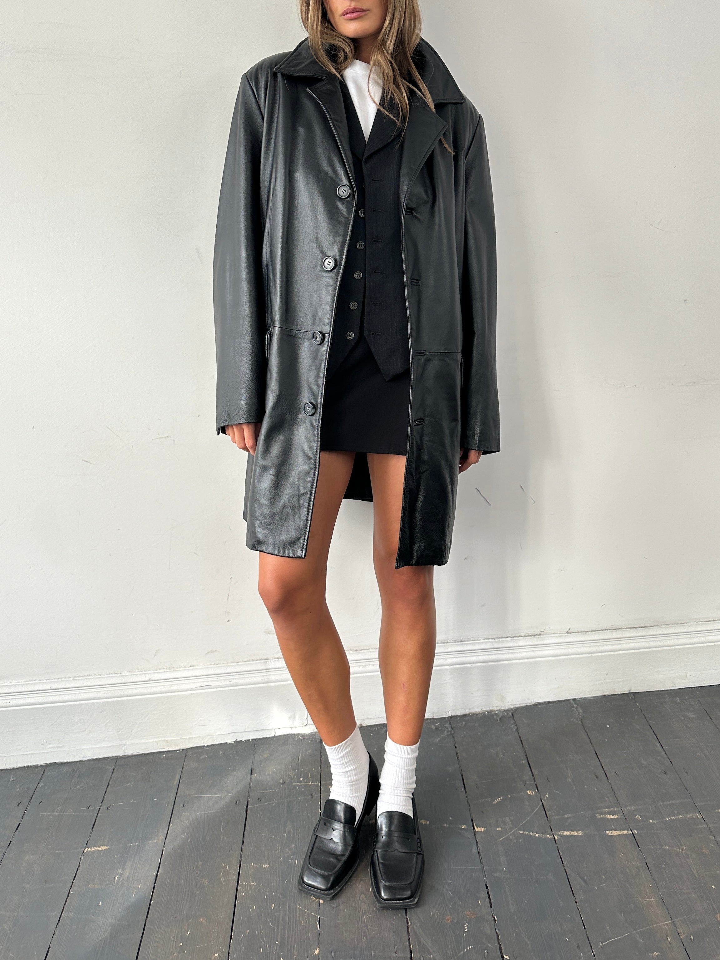 Vintage Italian leather trench coat, large/extra-large size, stylish and timeless jacket with classic design and rich leather texture.