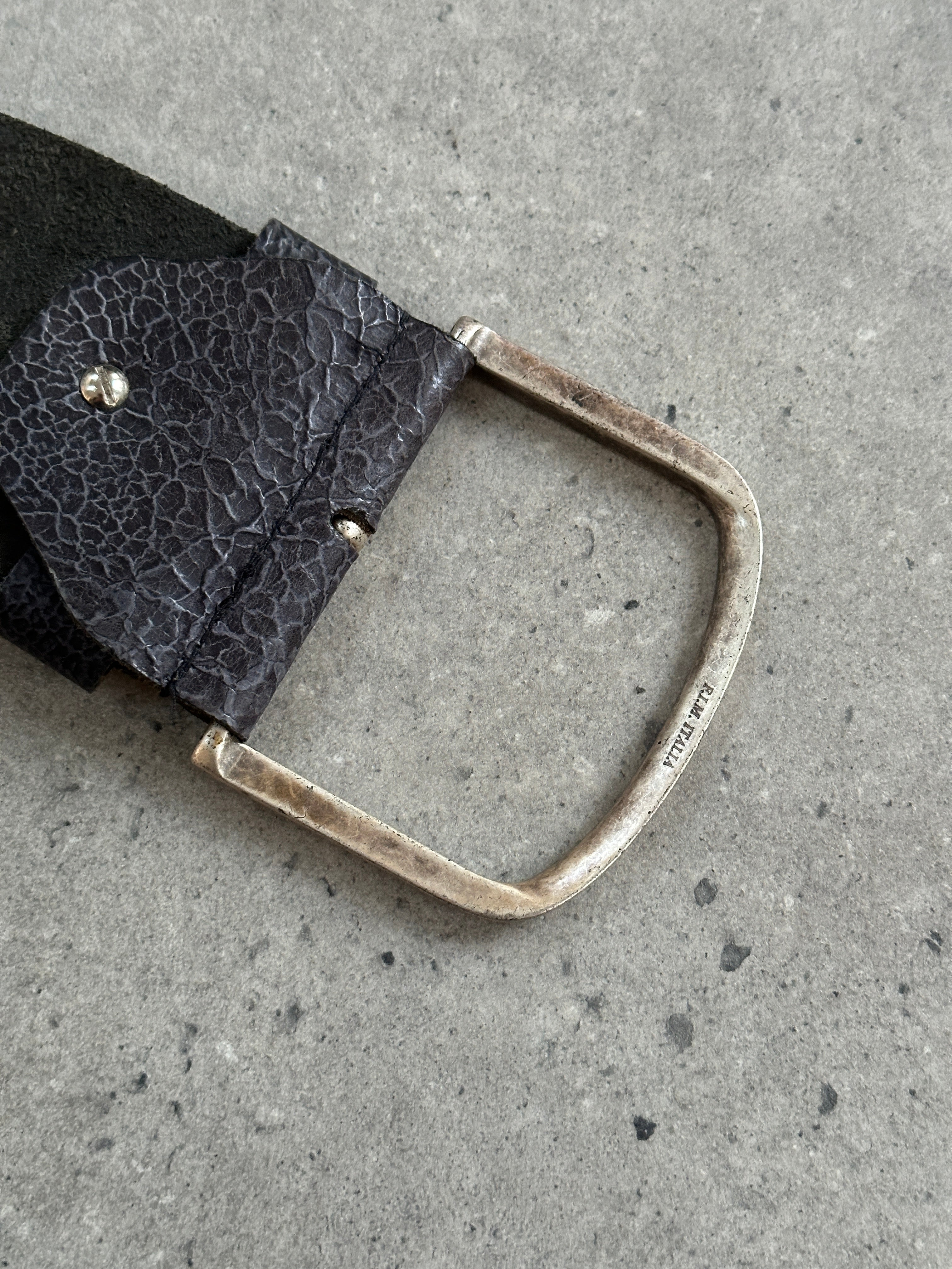 Vintage Italian 1990s chunky leather belt with adjustable W33-37, featuring a classic design and sturdy leather construction.