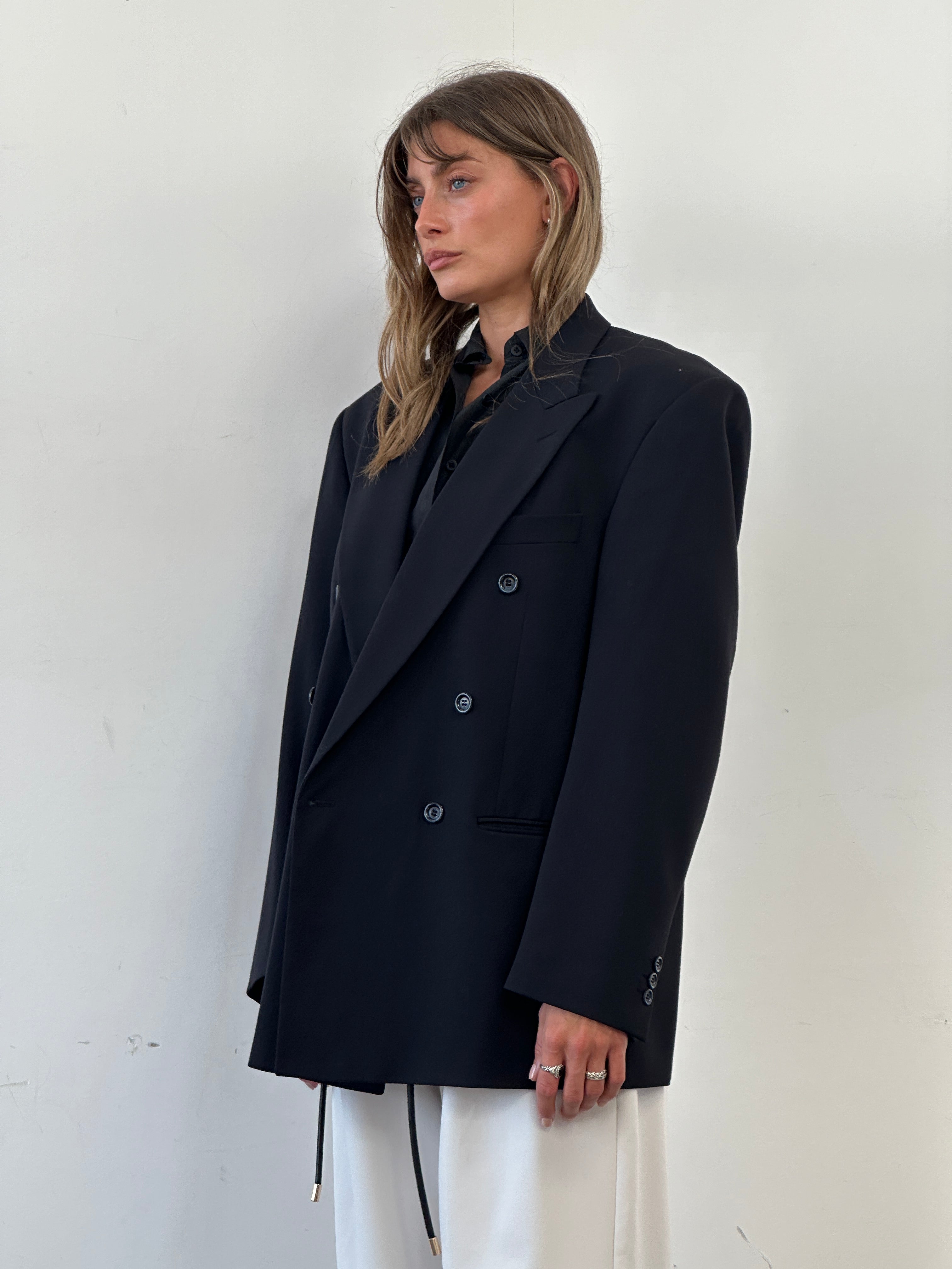 Vintage double-breasted wool blazer in size XL, tailored fit with classic lapels and button details, suitable for formal or casual wear.