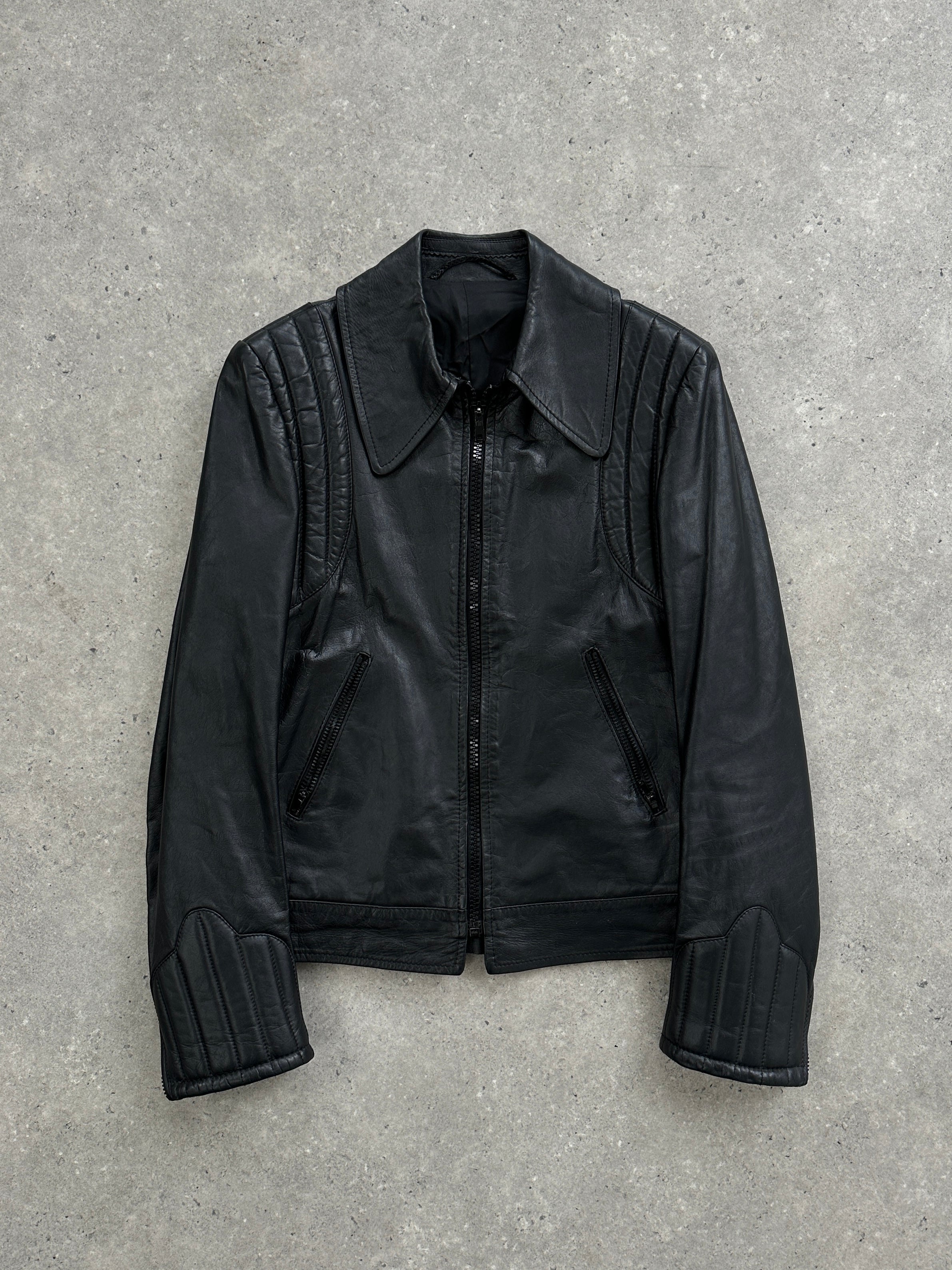 Vintage Italian vintage quilted leather jacket in XS, featuring classic design and textured leather for a timeless look.