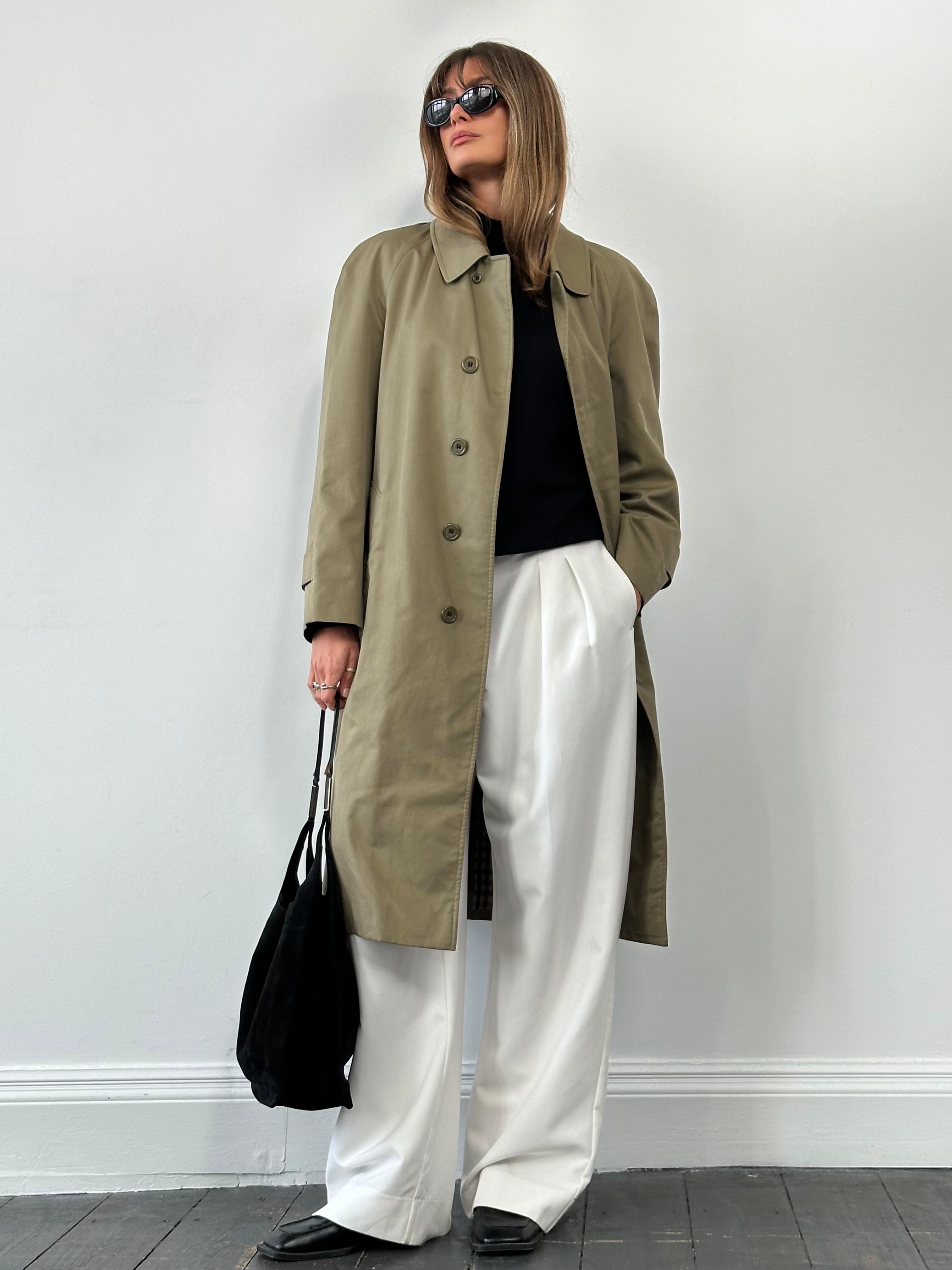 Aquascutum cotton trench coat with concealed placket in size L/XL, stylish and classic outerwear for rainy weather.