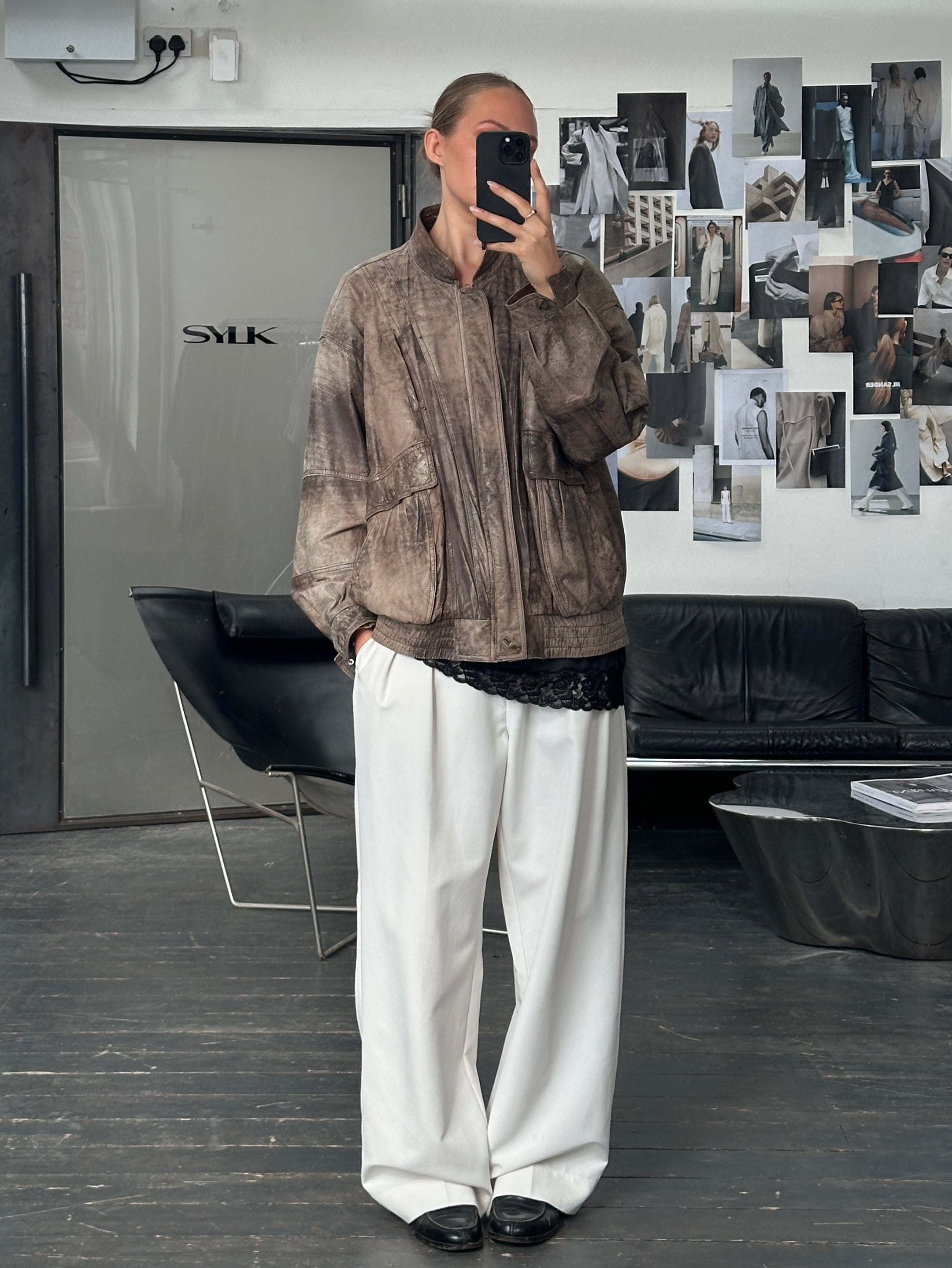 Vintage 1990s leather bomber jacket in XL, featuring classic style and durable leather construction.