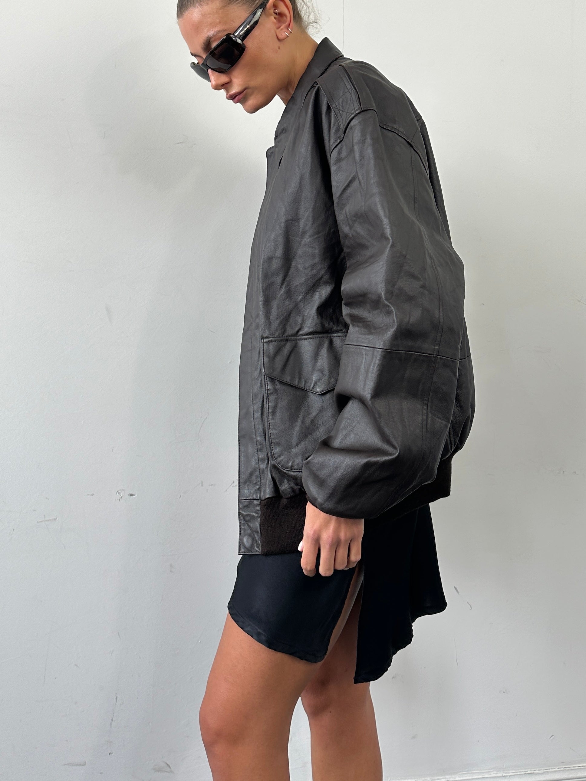Vintage leather bomber jacket in XL size, featuring classic design and durable leather material.