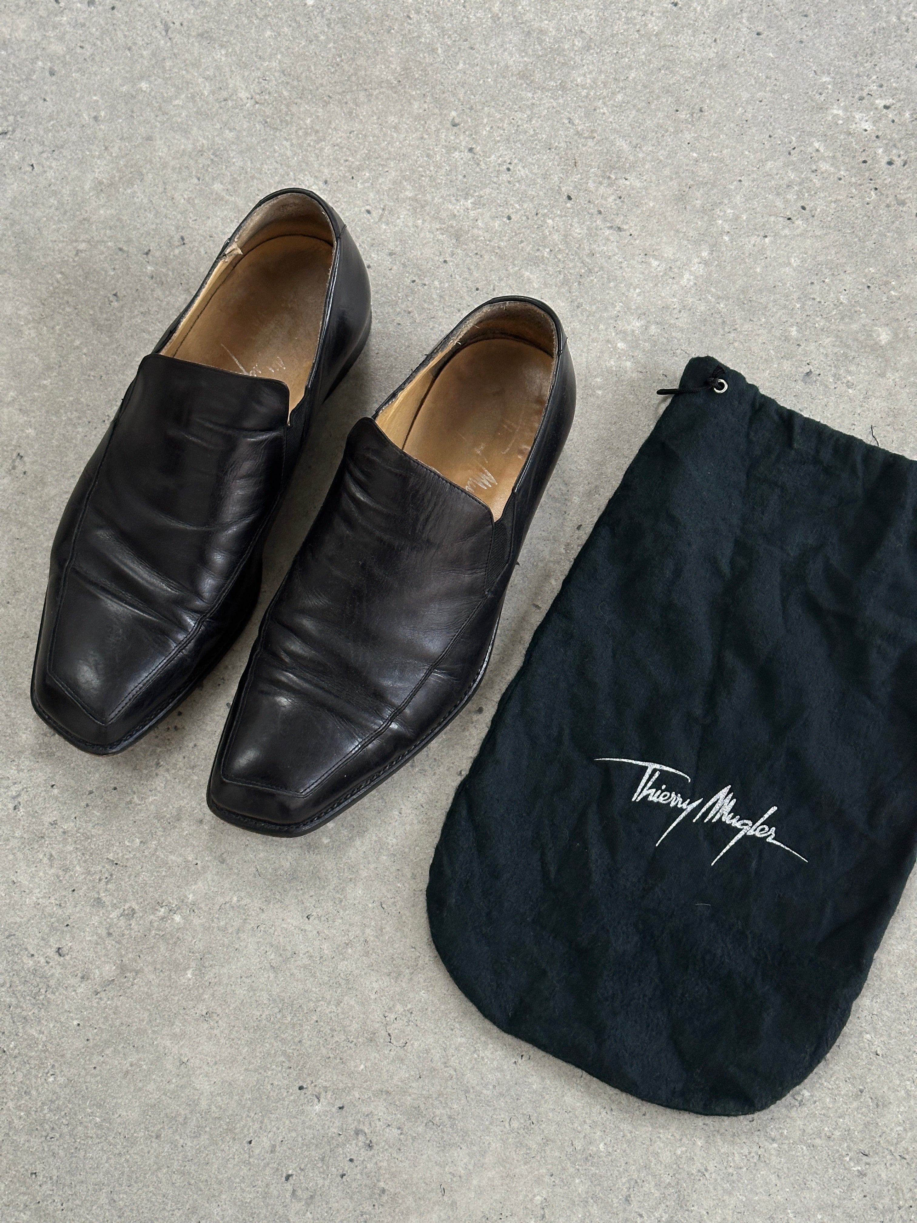 Thierry Mugler 1990s leather angular toe shoes in UK size 8/9, black with sleek, structured design and pointed heel.