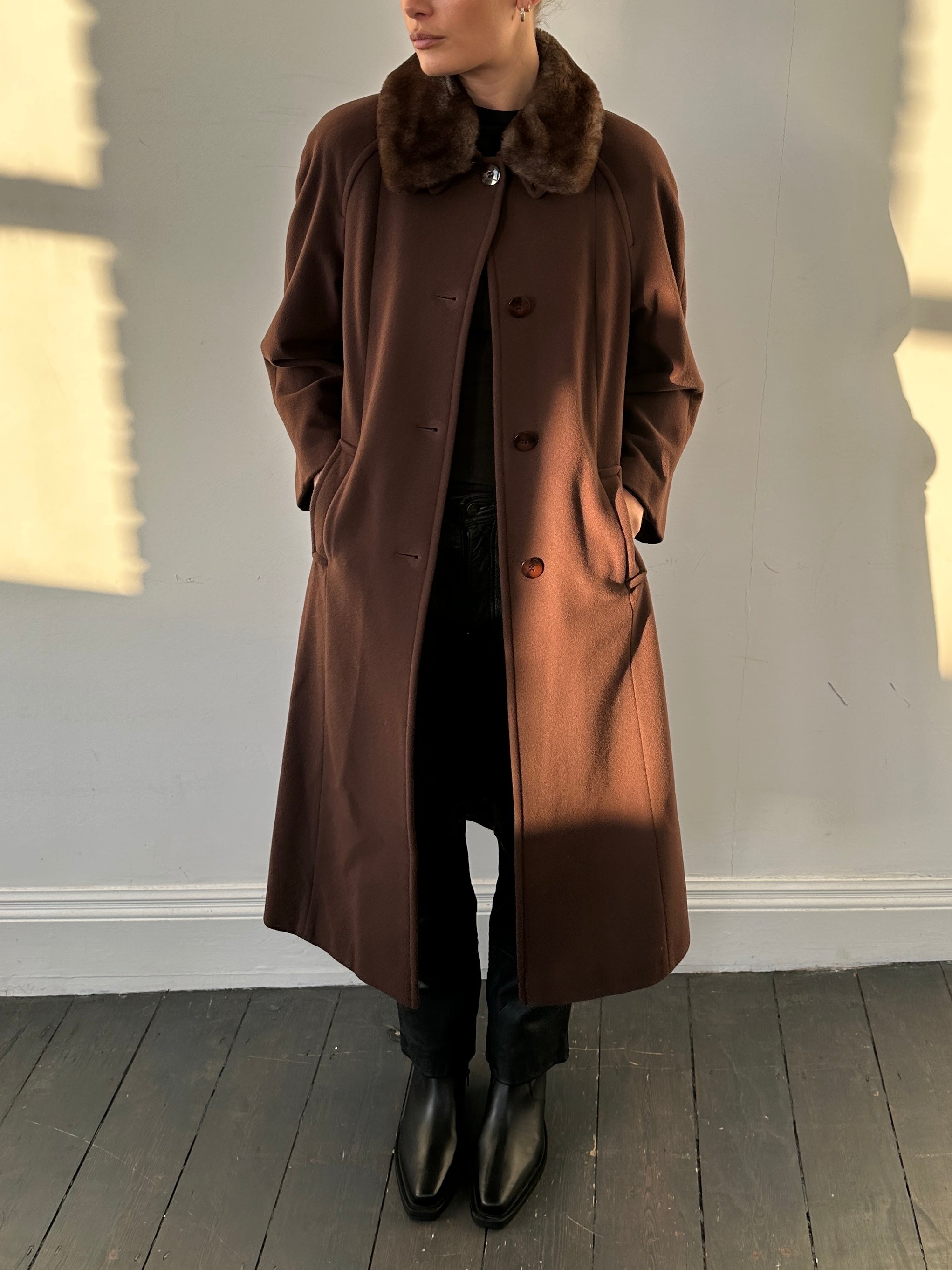 Vintage wool coat with removable faux fur collar, size S/M, featuring classic design and cozy texture.