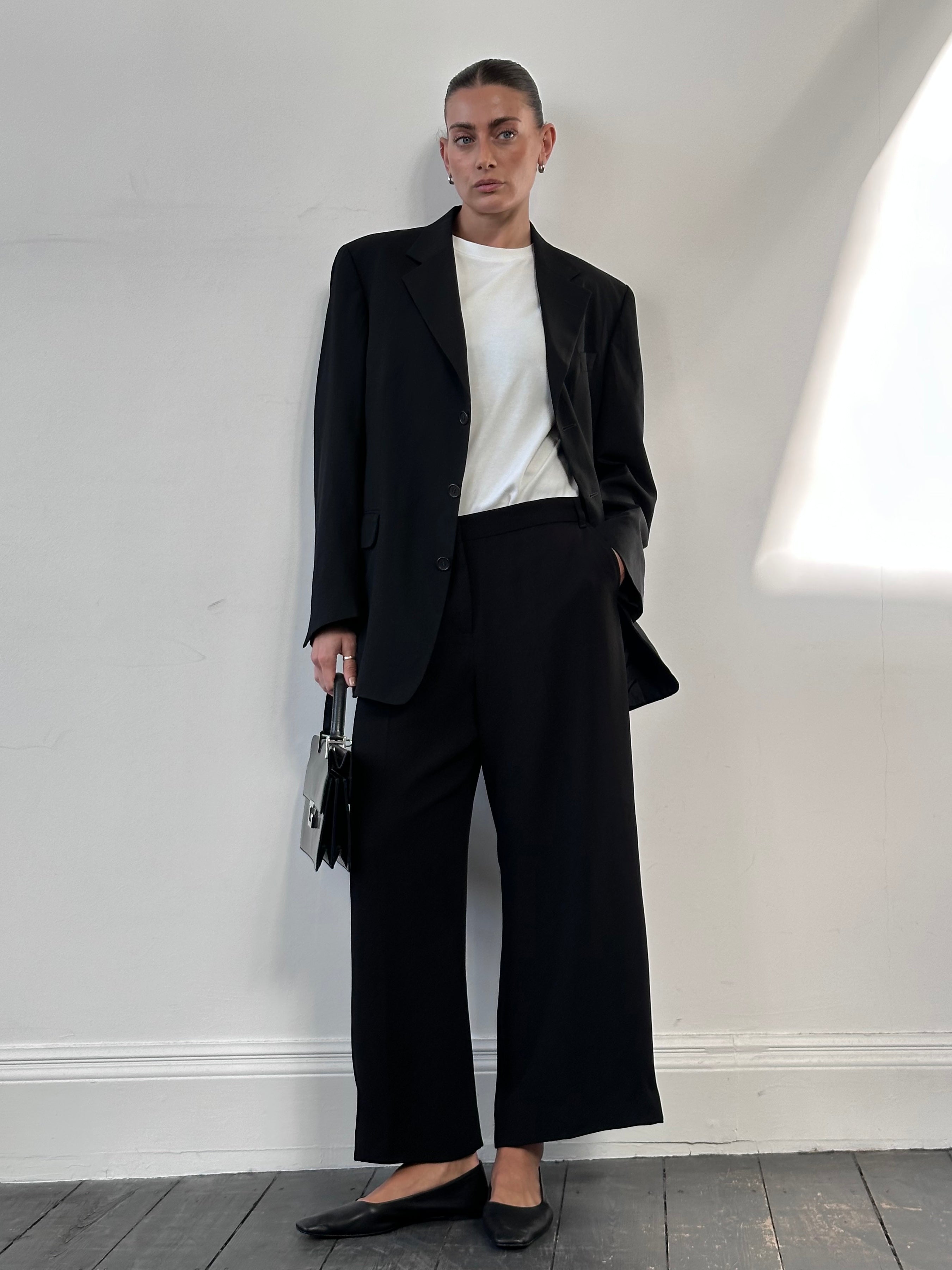 Max Mara Weekend wide-leg culottes in W32, stylish and comfortable shorts with a relaxed fit and neutral fabric.