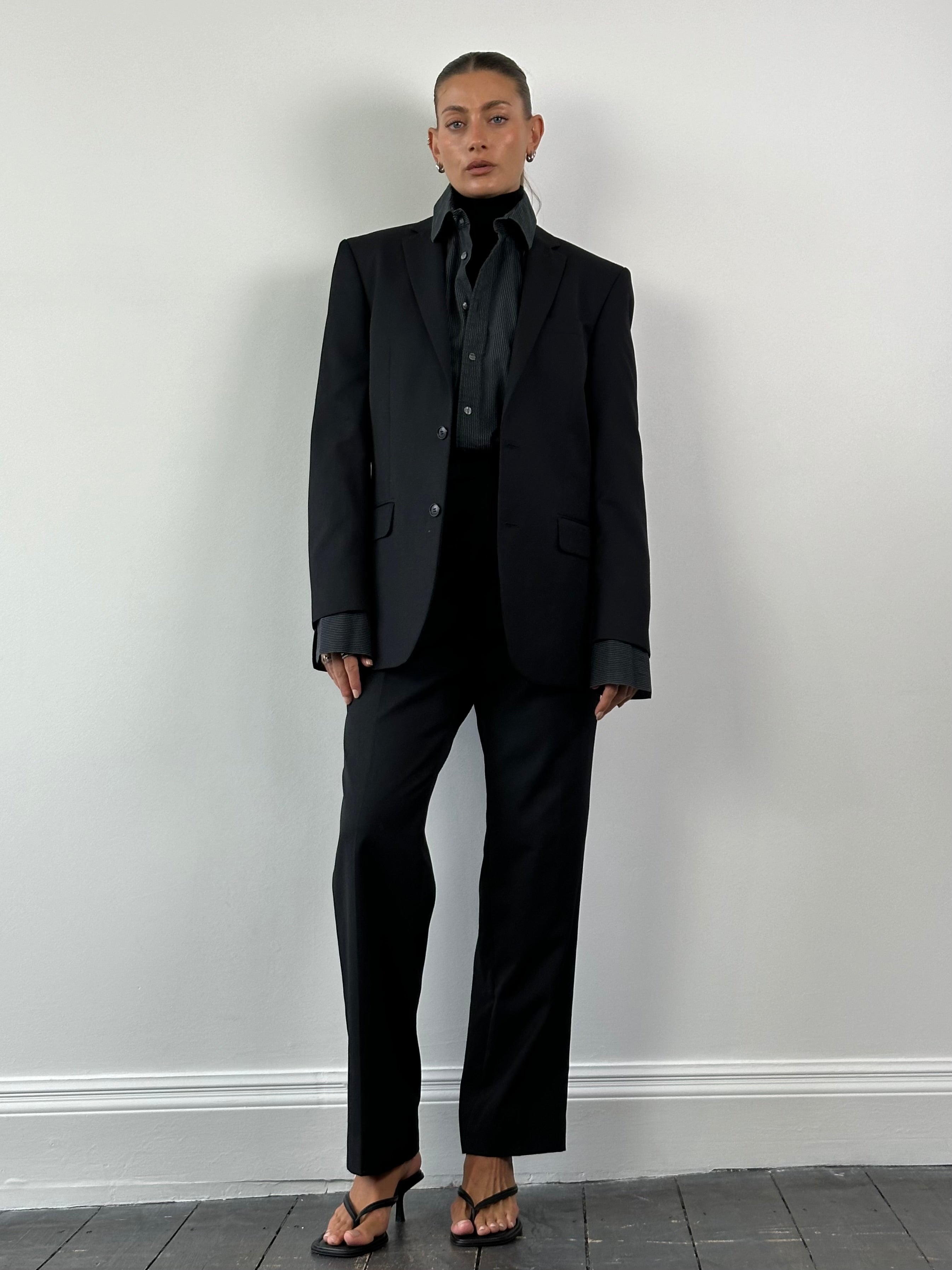 Pierre Cardin wool single-breasted suit in size 38L/W36, tailored fit with classic lapel and formal design.