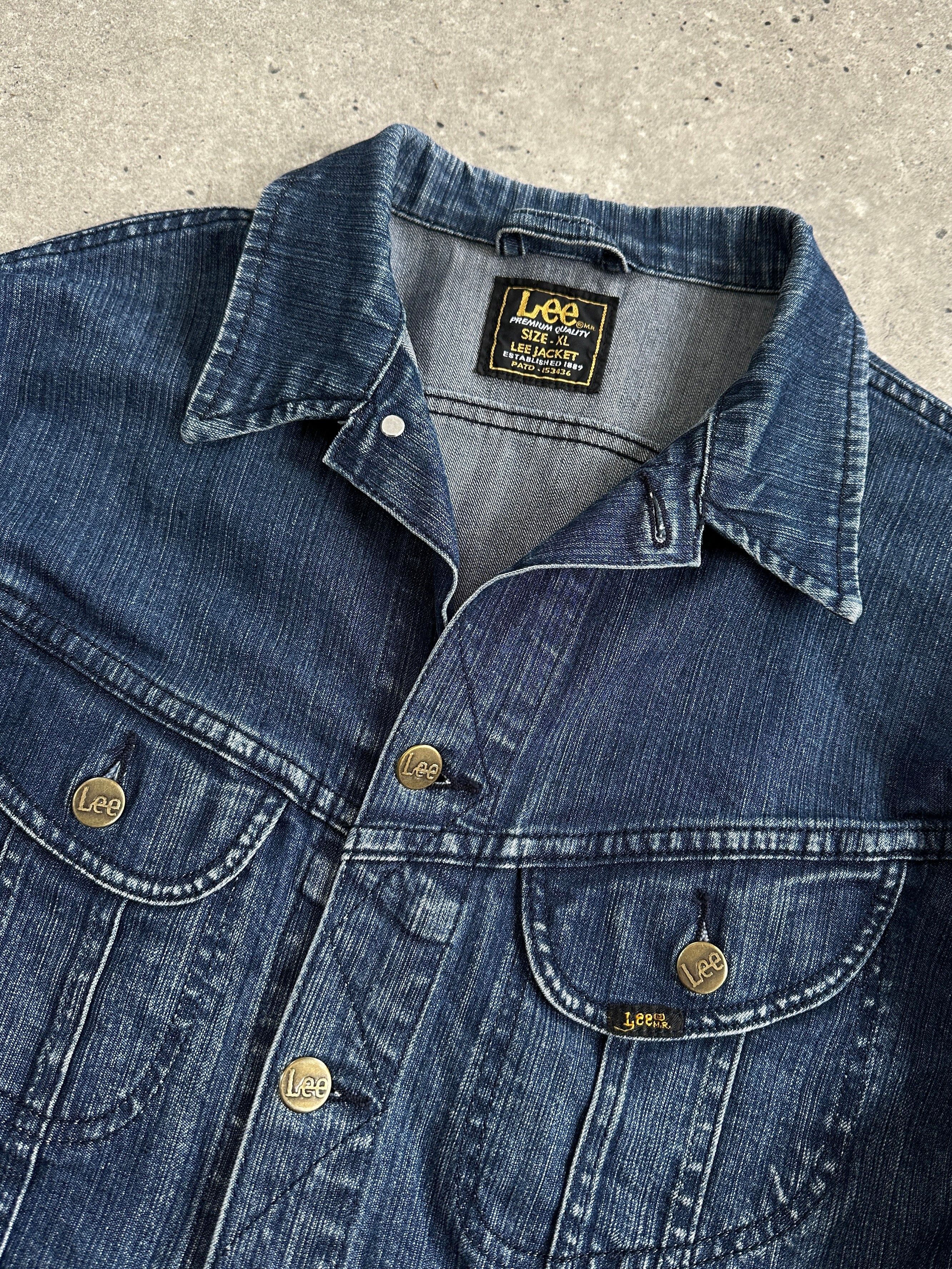 Lee cotton fitted denim jacket in size M, showcasing classic blue denim with button closure and chest pockets.
