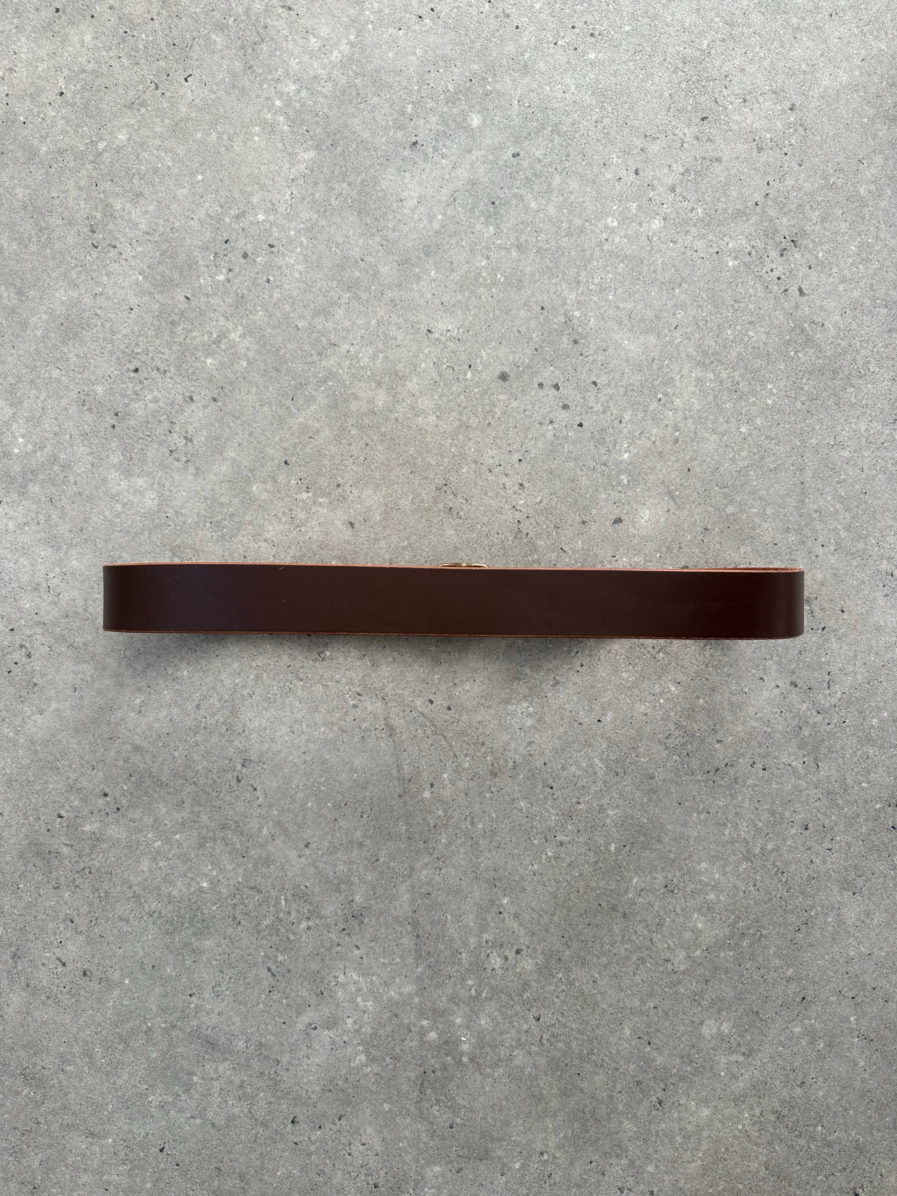 Vintage 2000s leather belt with adjustable W36-44, featuring classic design and textured leather strap.