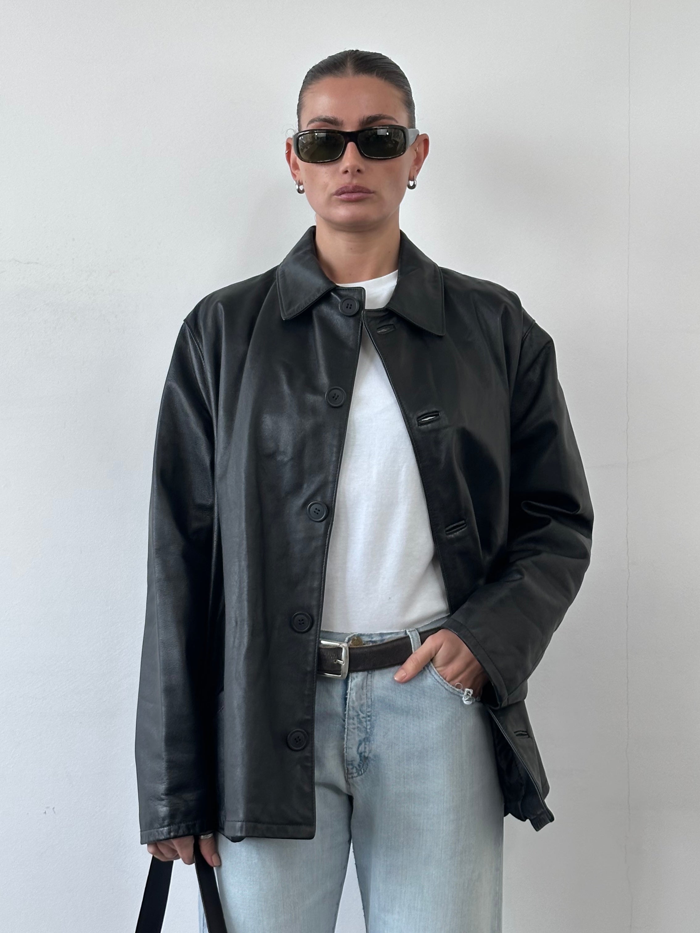 Vintage Italian vintage smooth leather jacket in size L, stylish and classic design with detailed stitching and natural leather texture.
