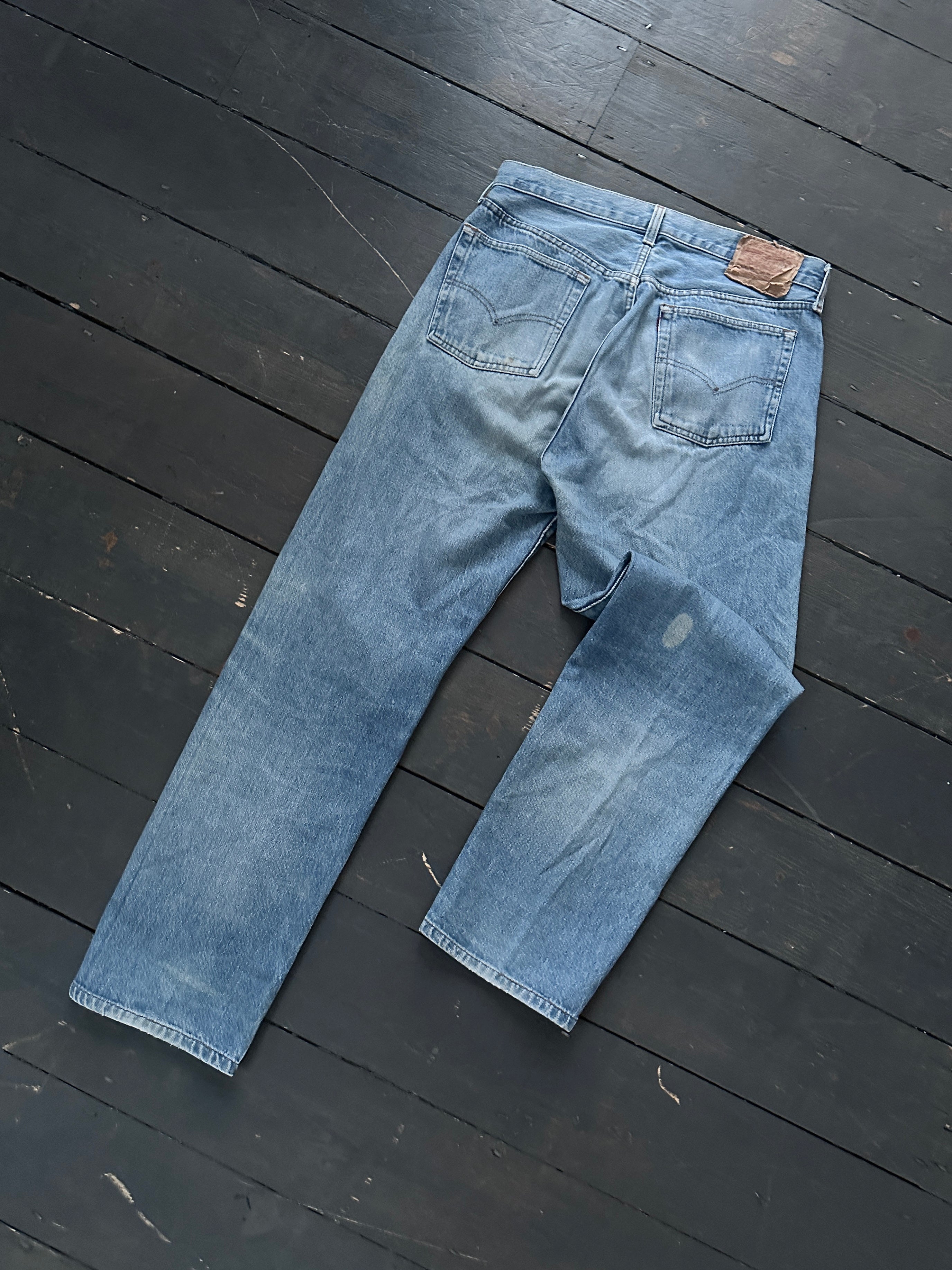 Levi’s faded straight leg denim jeans in size W32, showing front view with classic five-pocket design and distressed finish.