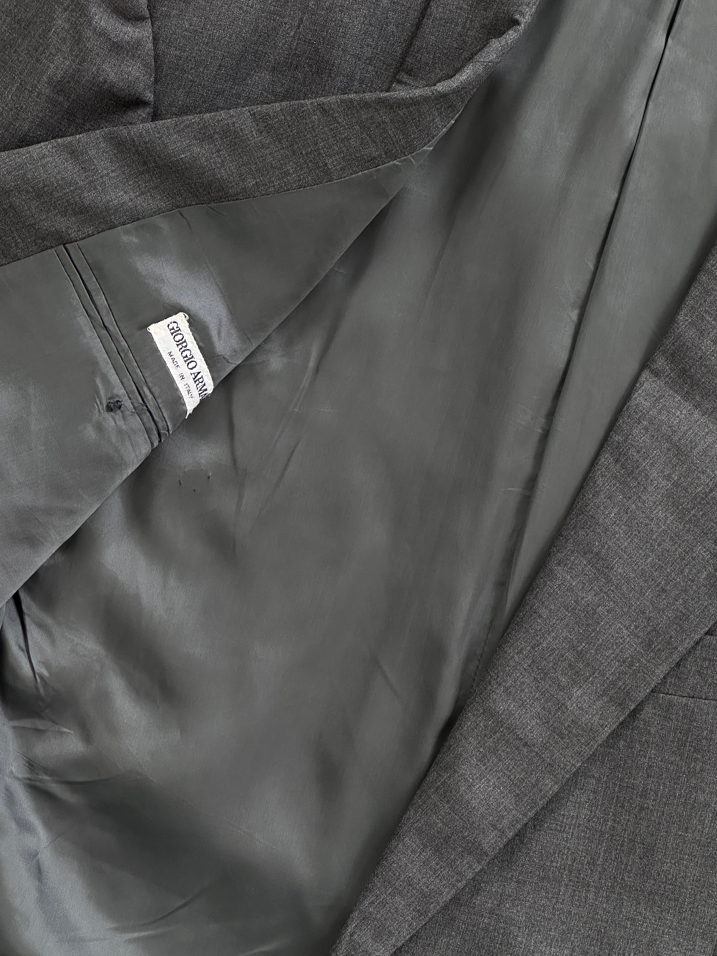 Giorgio Armani pure wool single-breasted blazer in size 42R/XL, tailored fit with classic lapels and sleek design.