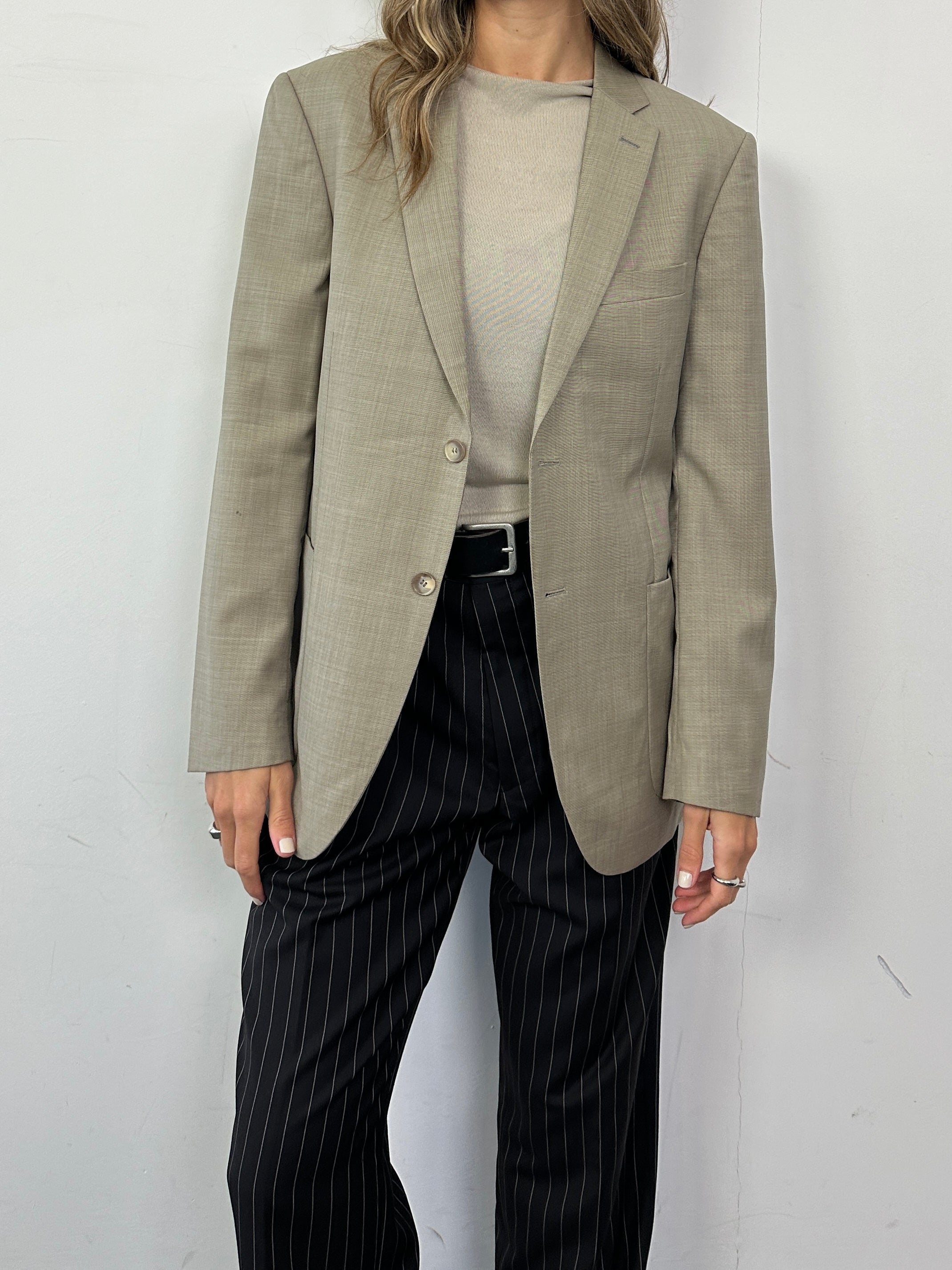 Pierre Cardin lightweight pure wool single-breasted blazer in size S/M, shown in classic tailored fit with notch lapel.