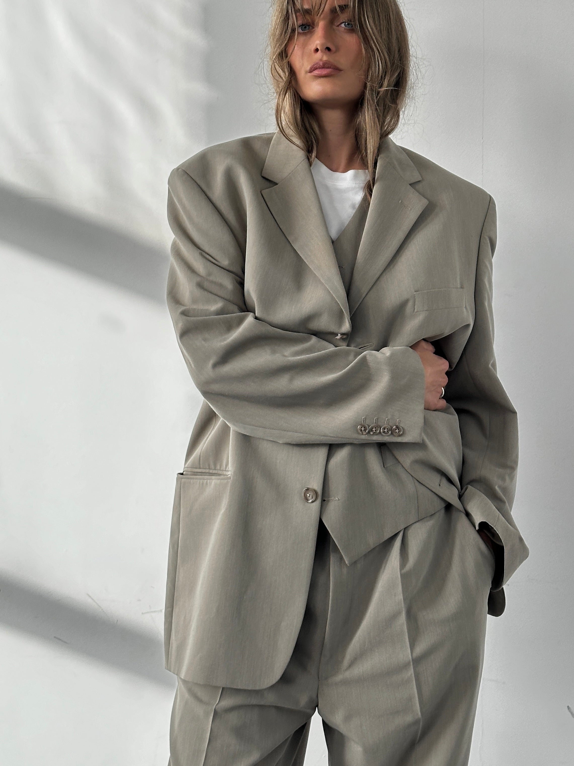 Pierre Cardin three-piece suit in size 44R/W34, tailored fit with jacket, vest, and trousers, displayed on a mannequin.