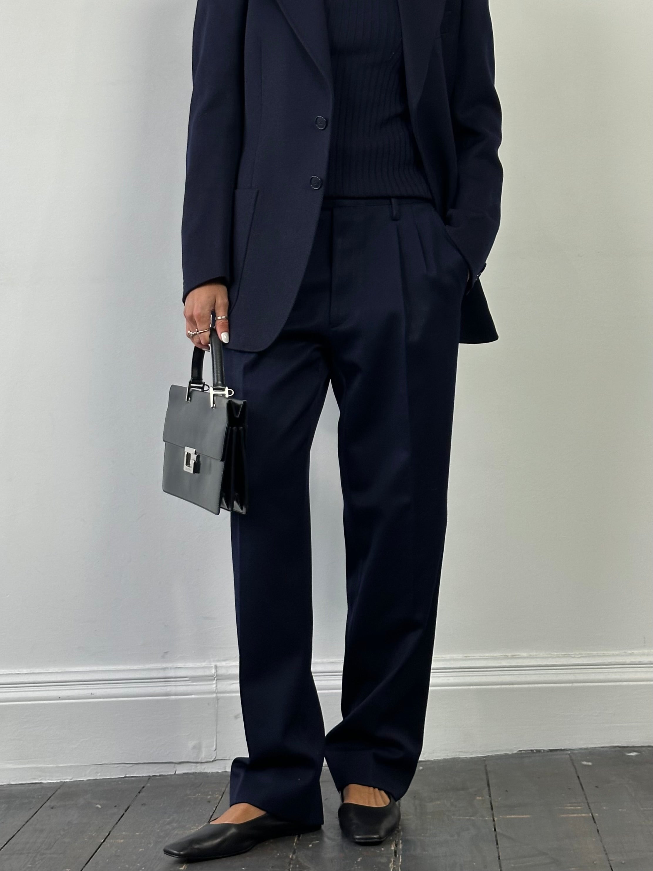 Vintage Italian vintage pure wool tailored trousers in size W32, showcasing classic craftsmanship and tailored fit.