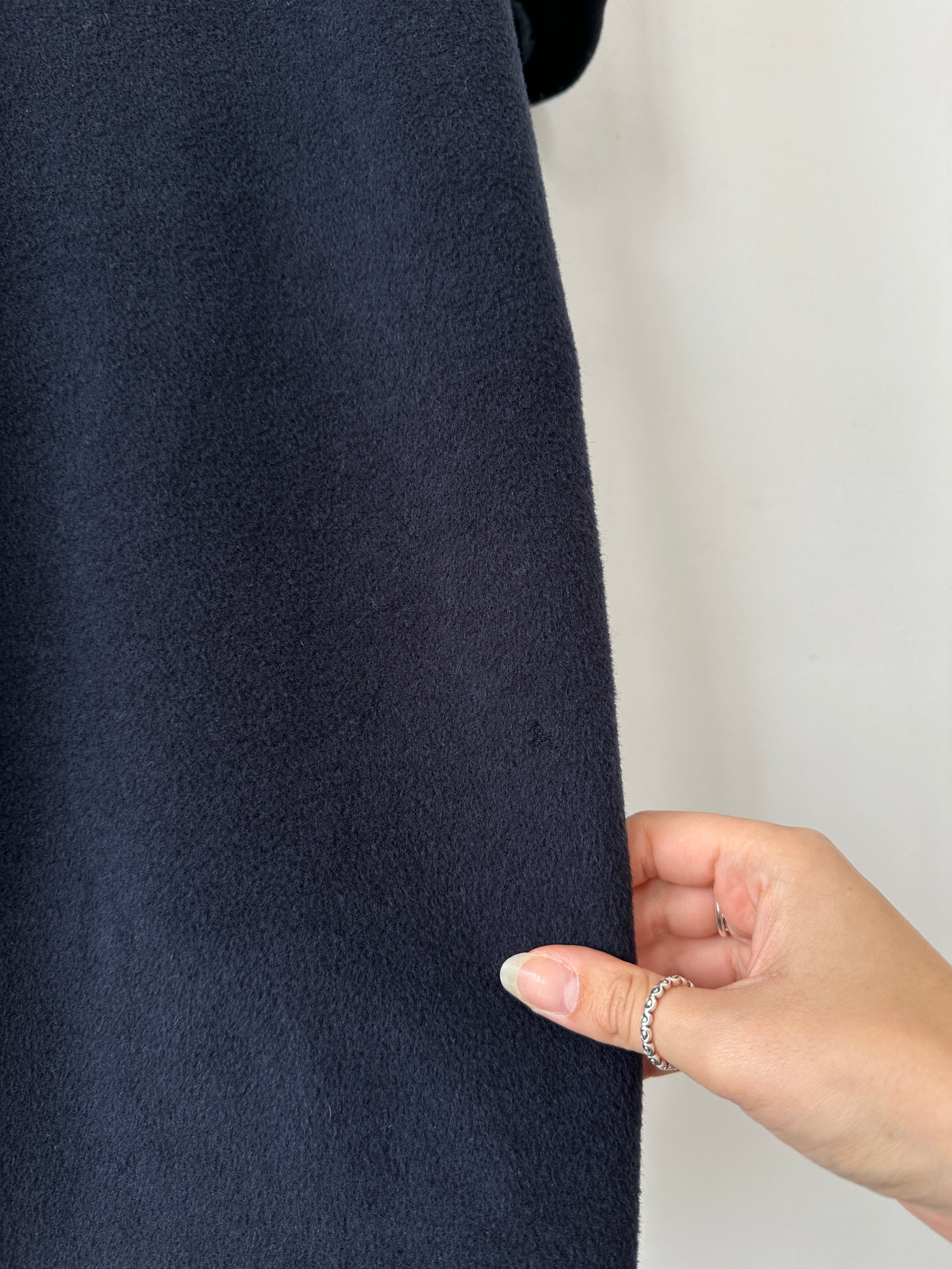 Vintage Virgin Wool Single Breasted Coat in size M, showcasing classic design and tailored fit in a stylish vintage coat style.
