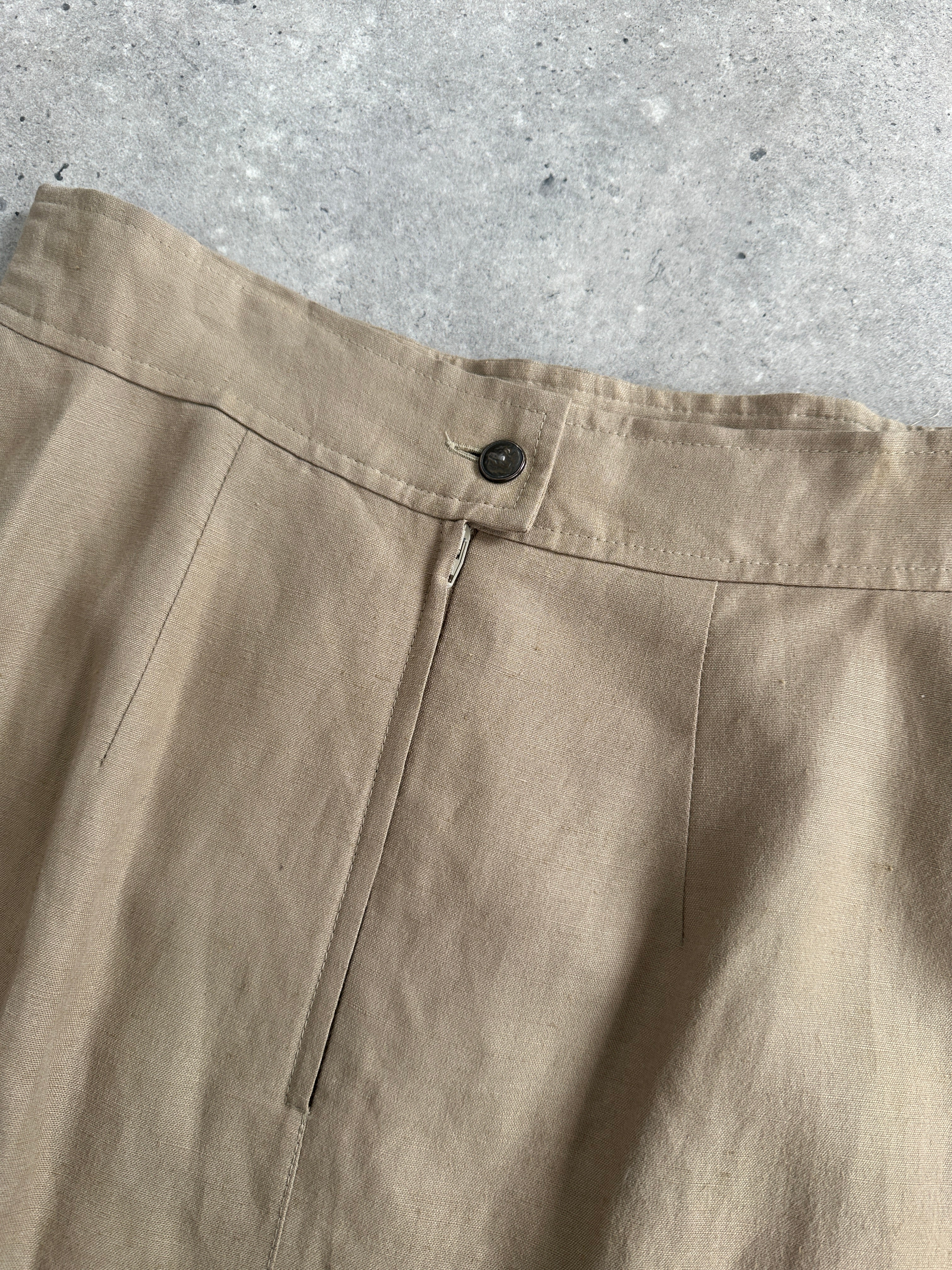 Marella linen mini skirt in W26 displayed on a model, featuring a stylish, lightweight design perfect for warm weather.