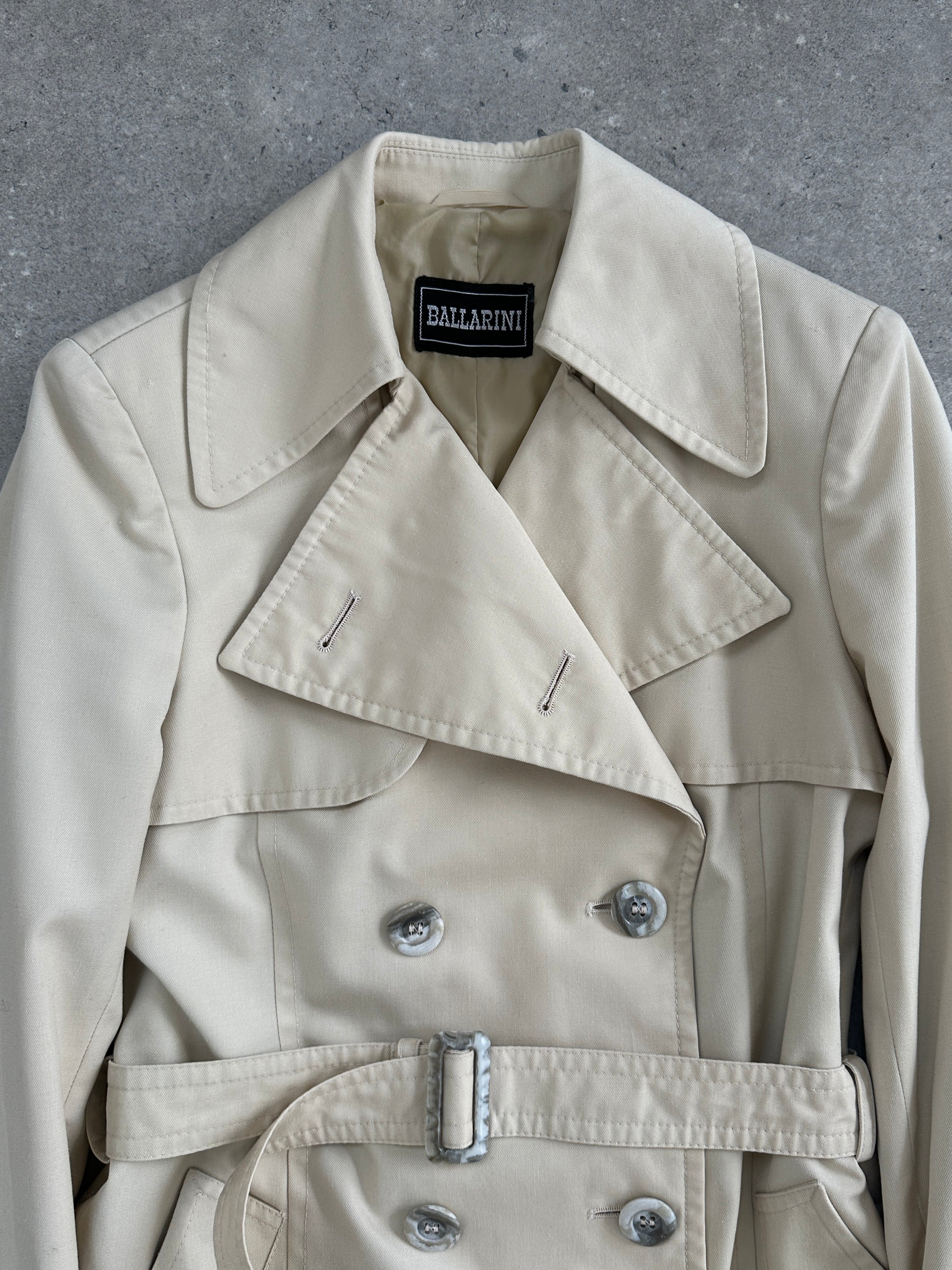 Vintage 1980s cotton double-breasted belted trench coat in size XS, classic vintage coat with timeless style and tailored fit.