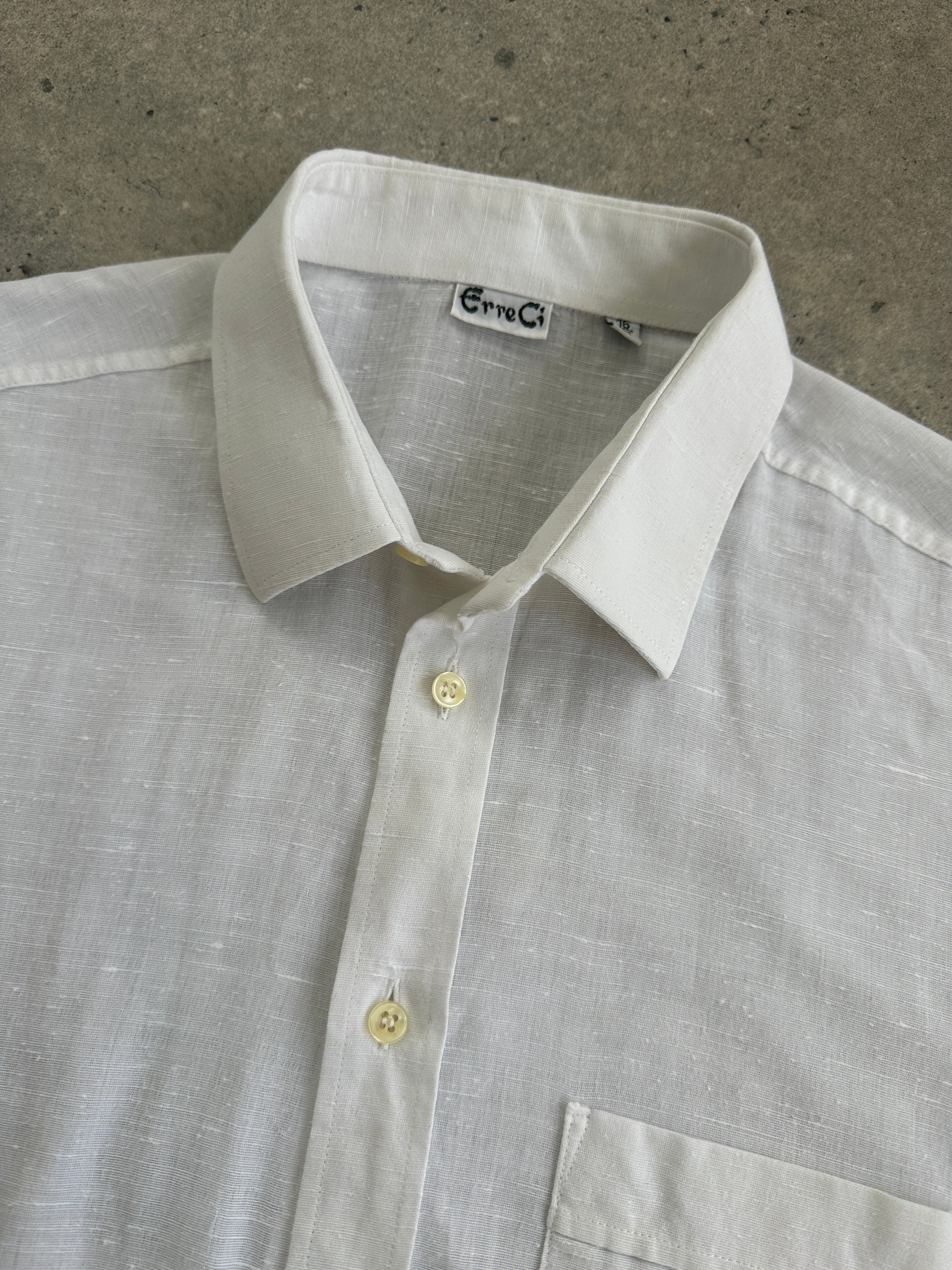 Vintage sheer short sleeve shirt in size M/L, lightweight and stylish, with a classic vintage design and semi-transparent fabric.