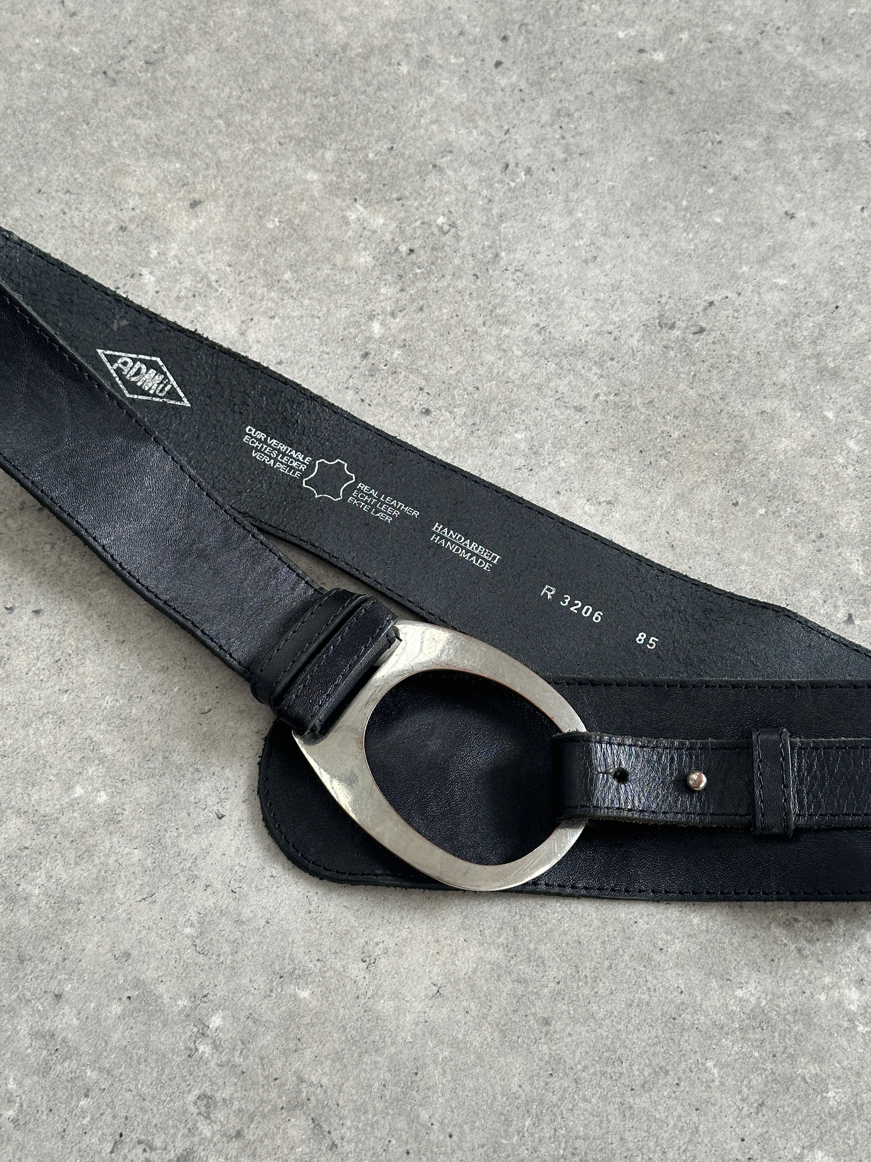 Vintage Italian 1990s handmade oval chunky leather belt with W32 waist, featuring rugged, aged leather and antique-style hardware.