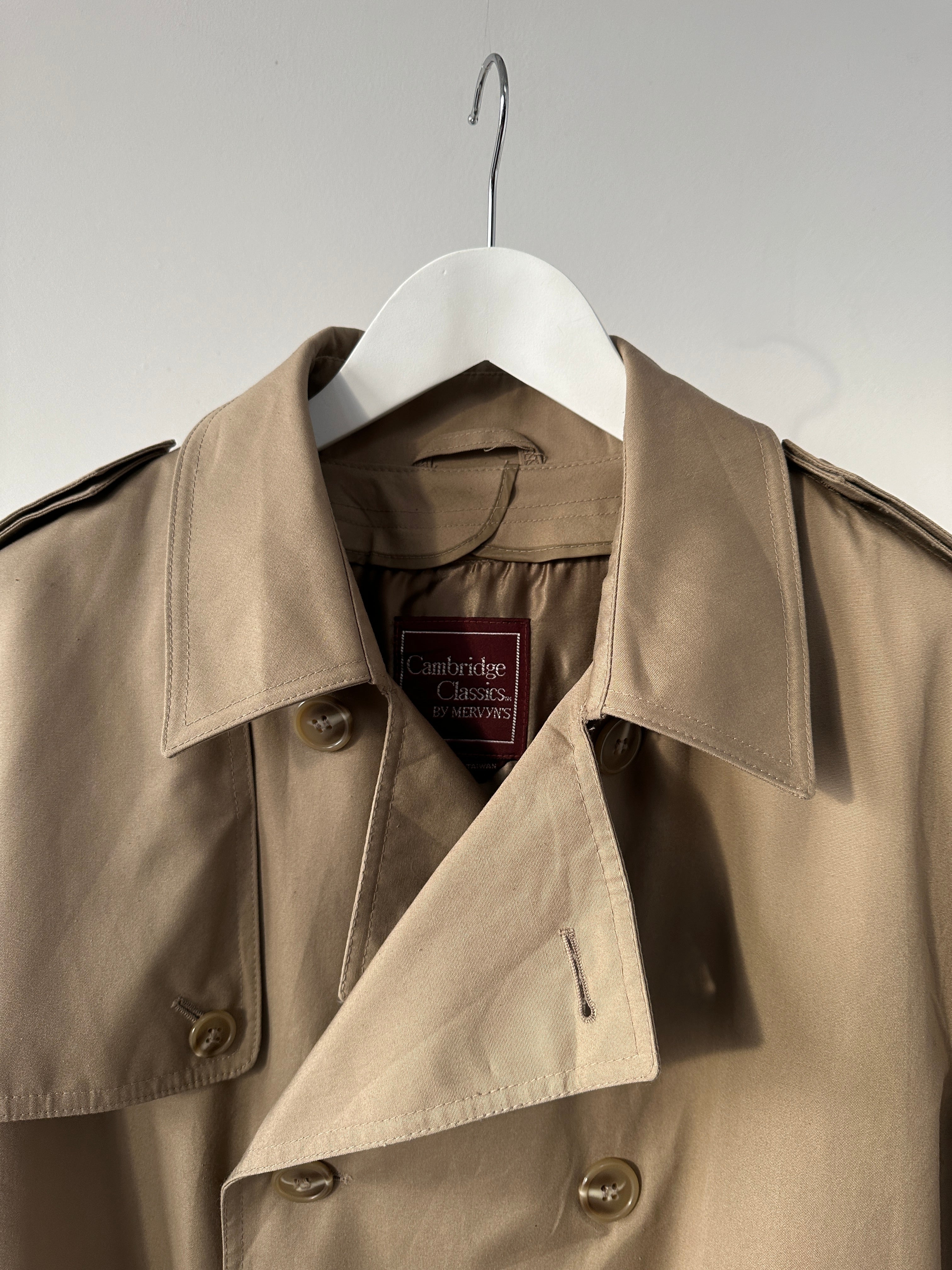 Vintage double-breasted fleece-lined trench coat in size XL, classic and warm outerwear with a vintage style.