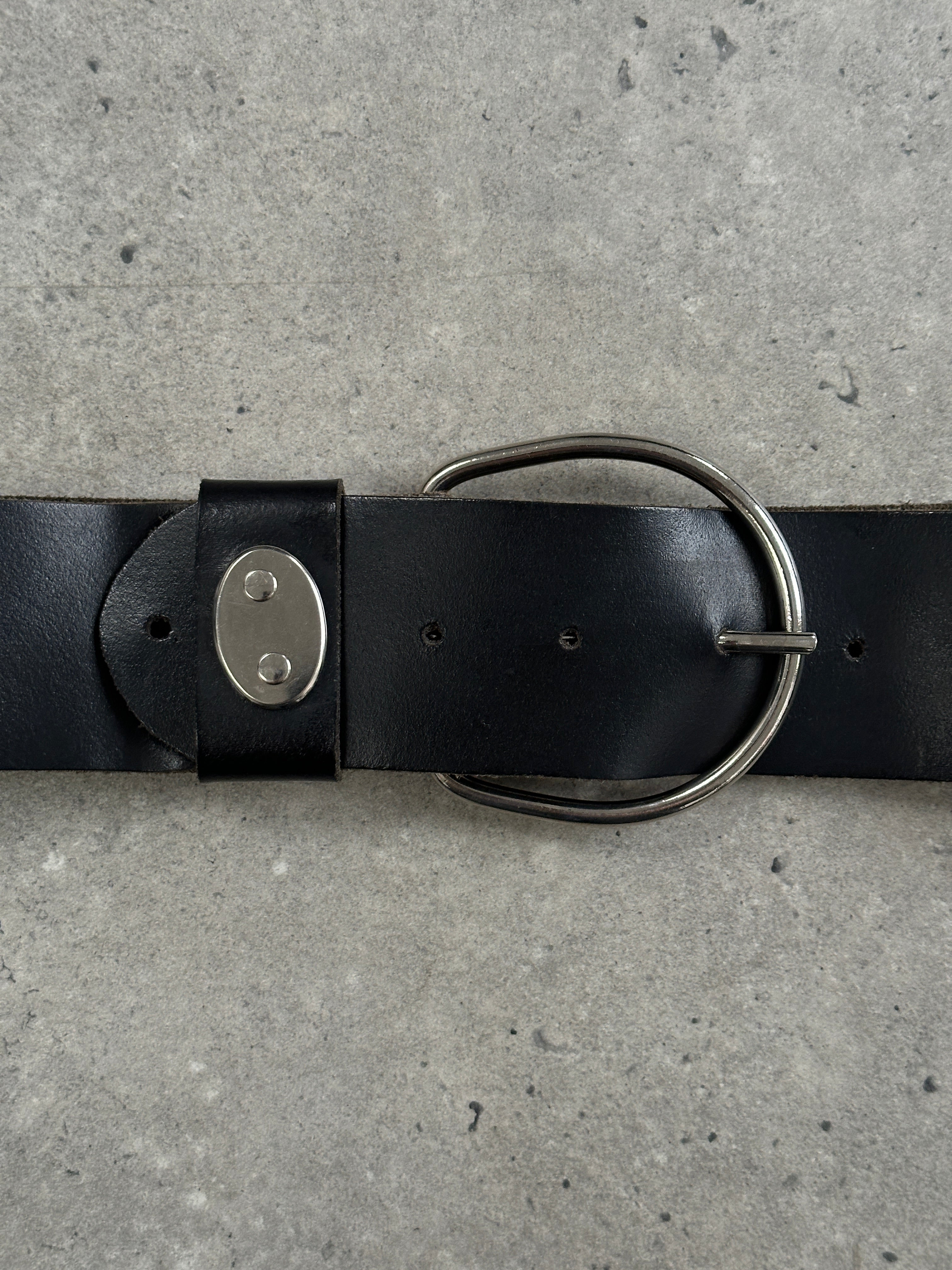Vintage 1990s chunky leather belt with brass buckle, featuring distressed brown leather and adjustable W25-35 size.