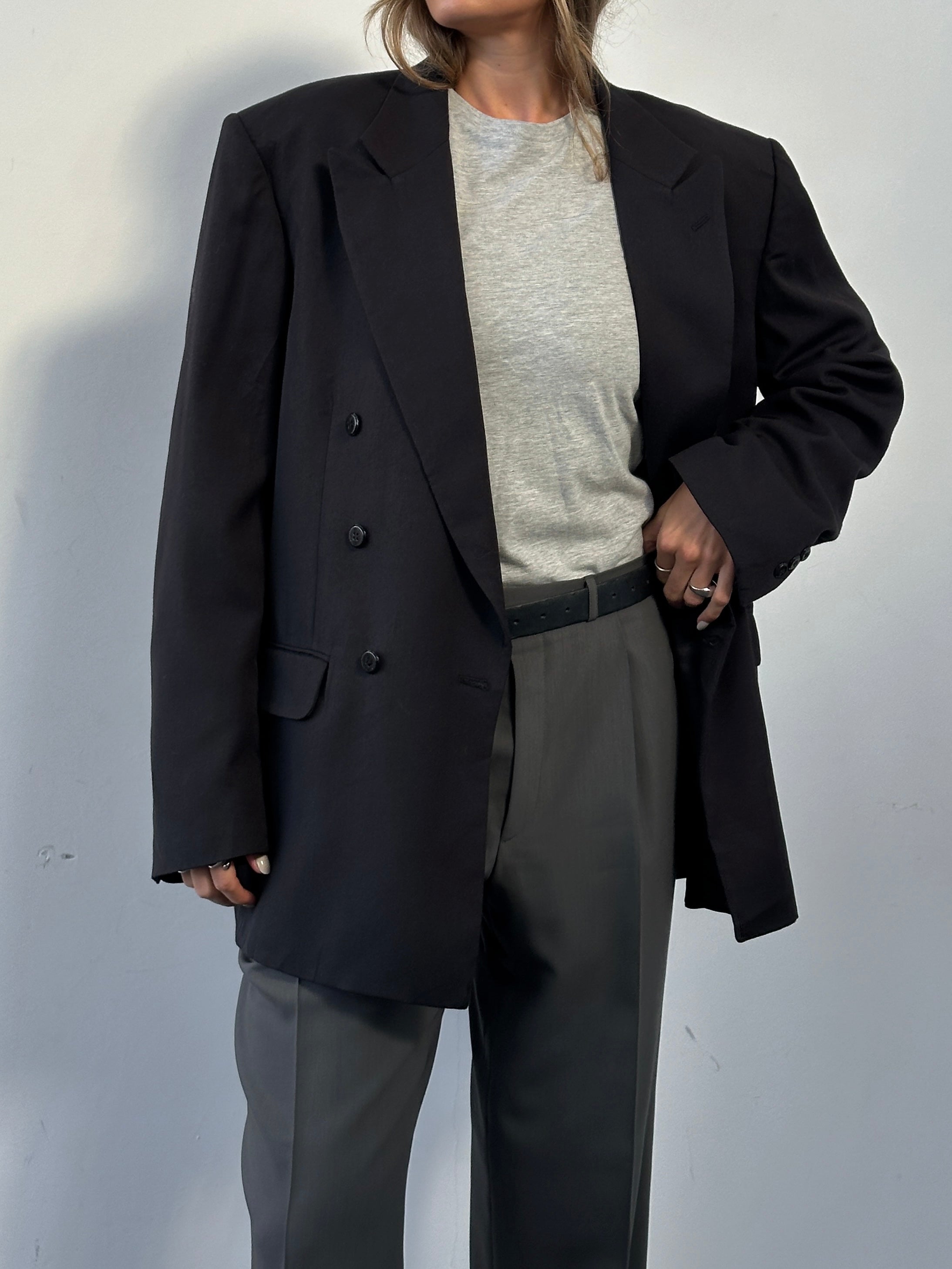 Vintage wool double-breasted blazer in size 40L, tailored with classic lapels and a structured fit.