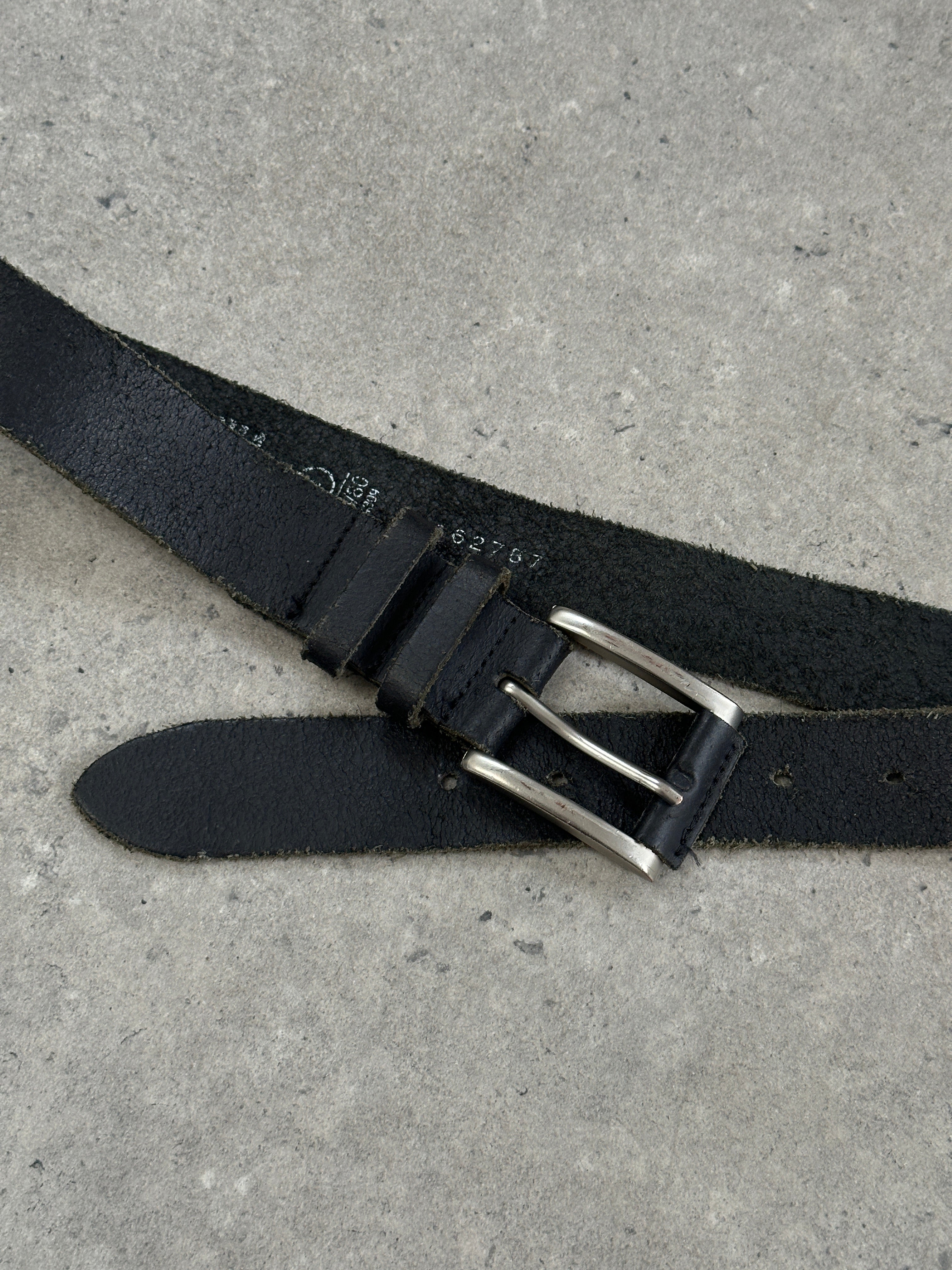 Vintage 1990s chrome distressed leather belt with metal buckle, adjustable W27-33, casual accessory.