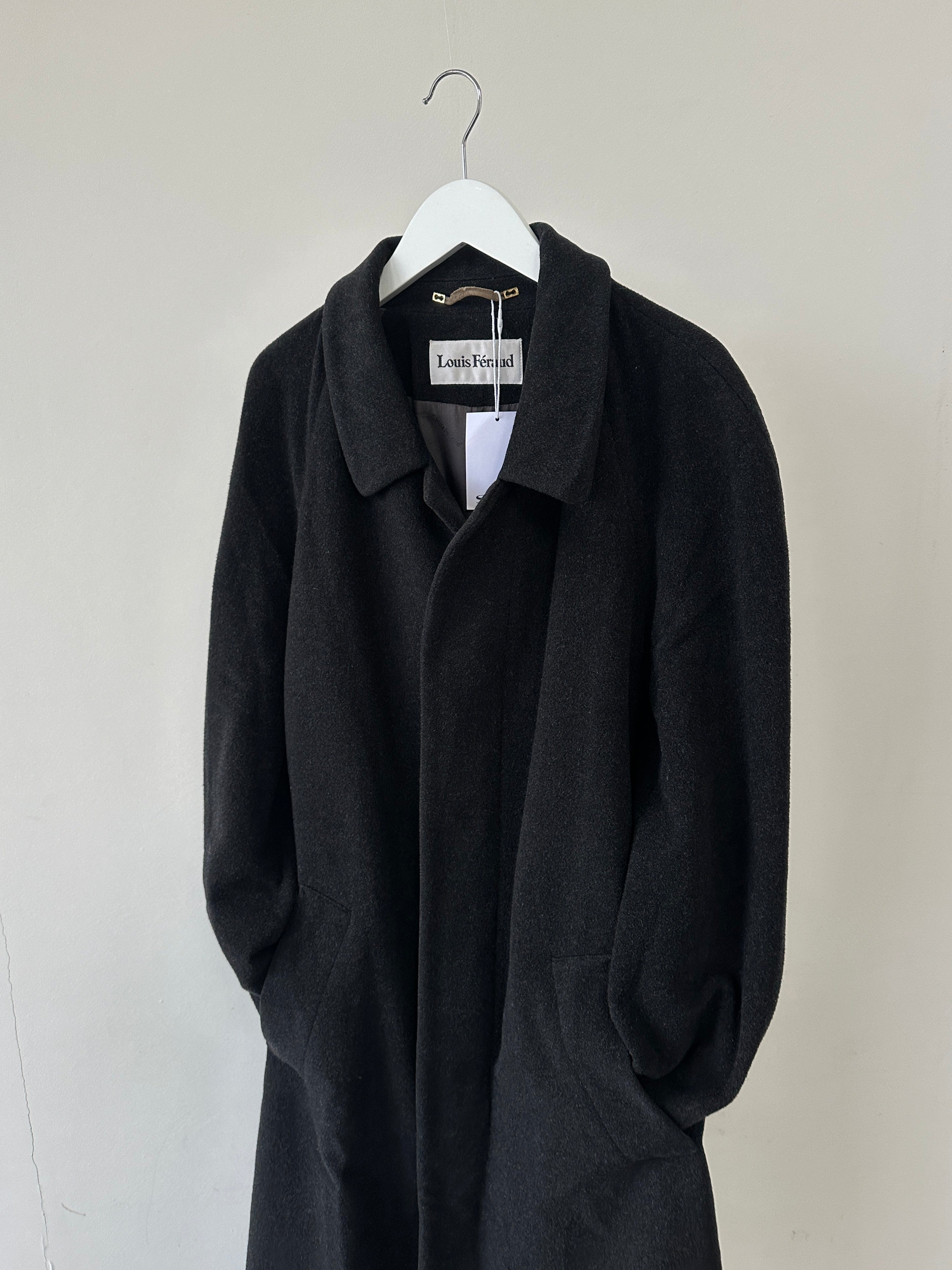 Louis Feraud pure wool coat with concealed placket in XL, showcasing a stylish, elegant outerwear design.