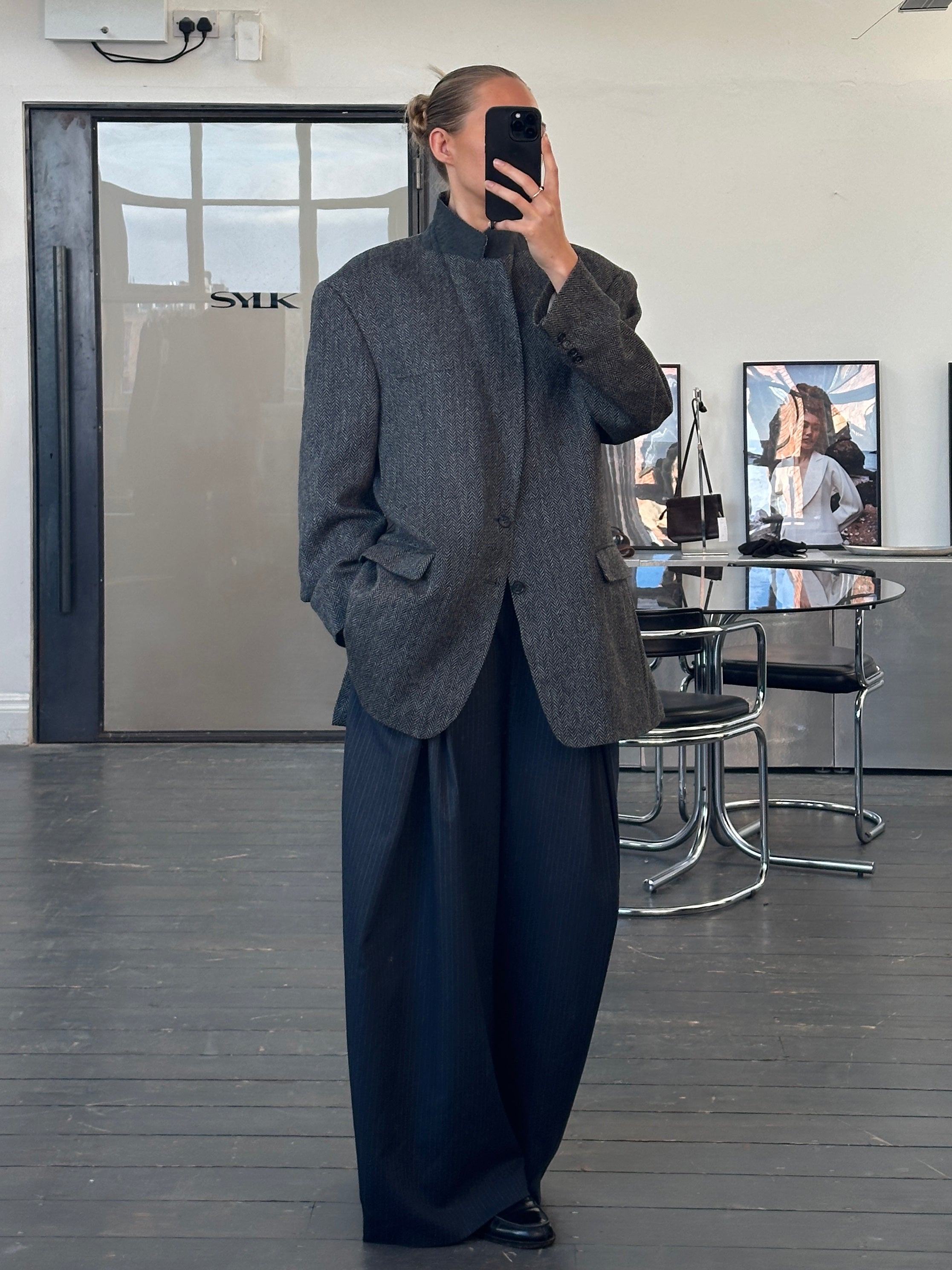 Burberry 1990s pure wool herringbone single-breasted blazer in size 46R/XXL, tailored fit with classic pattern and structured collar.