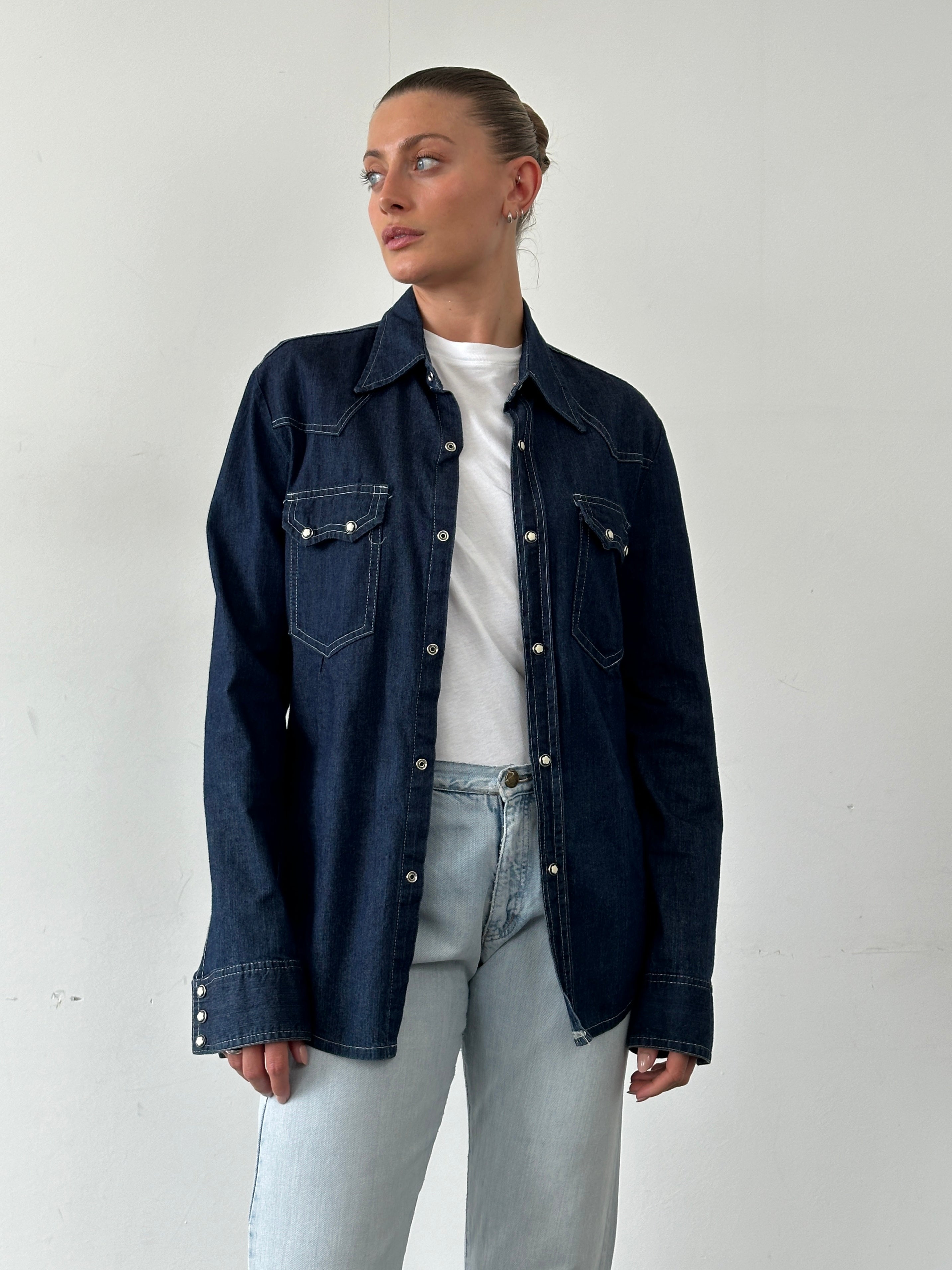 Vintage Italian vintage pure cotton denim shirt with contrast stitching and dagger collar, size M, casual stylish design