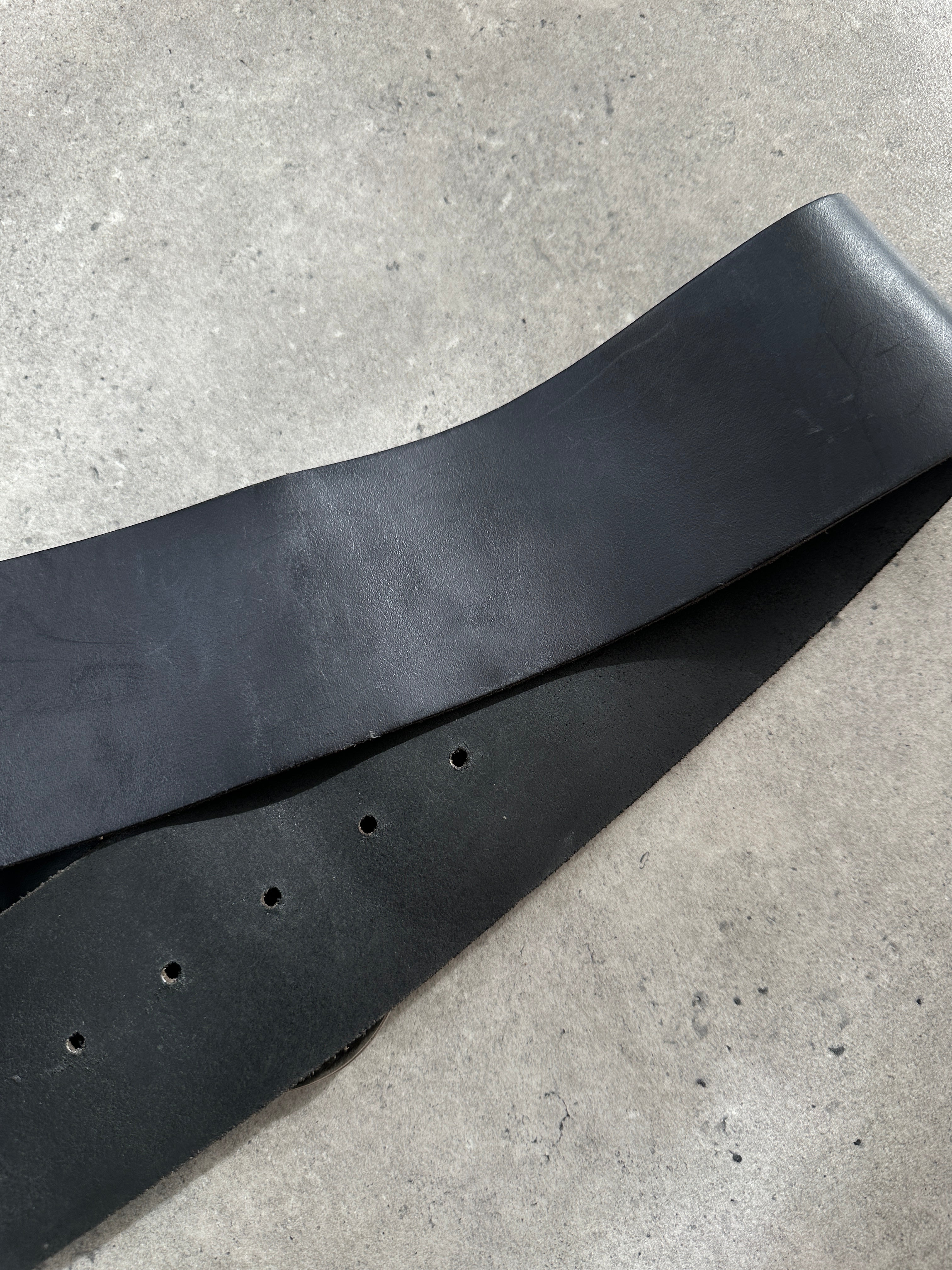 Vintage 1990s chunky leather belt with distressed brown finish, adjustable W30-34 inches, classic retro style.