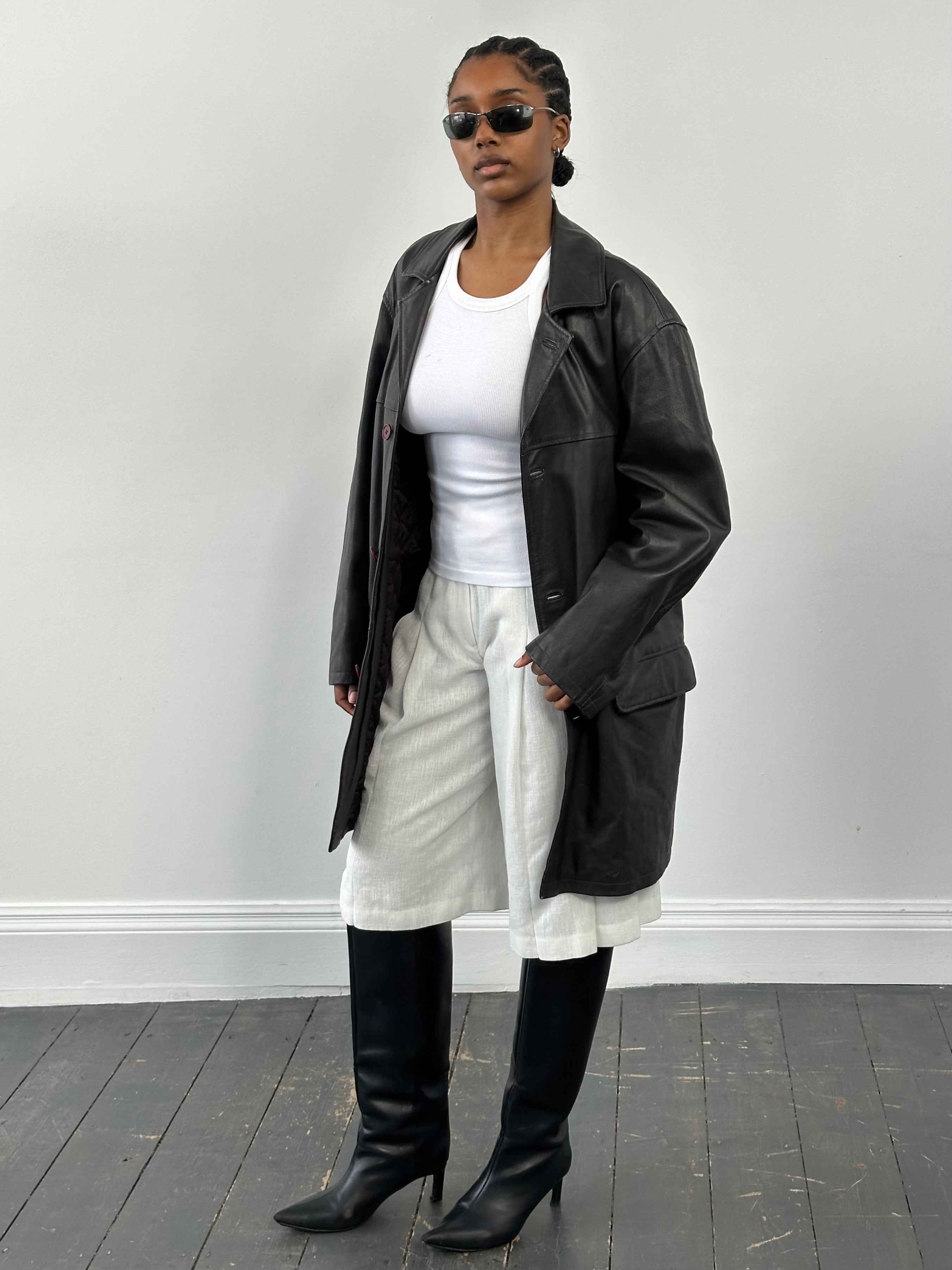 Conbipel 1990s leather trench coat in XL, stylish vintage leather jacket with classic design and textured brown leather.