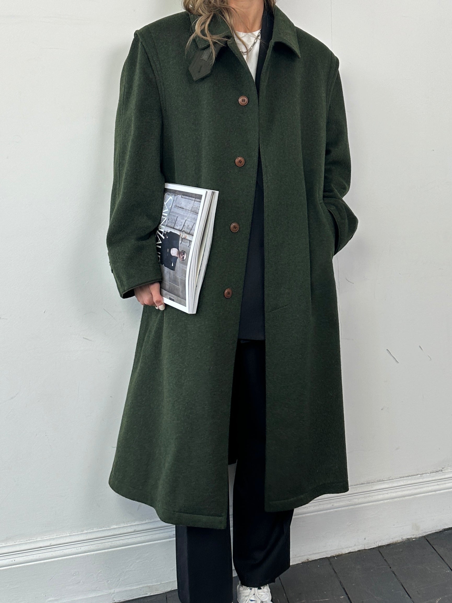 Vintage wool coat with concealed placket, single-breasted design, in XL size, featuring a classic vintage style and tailored fit.