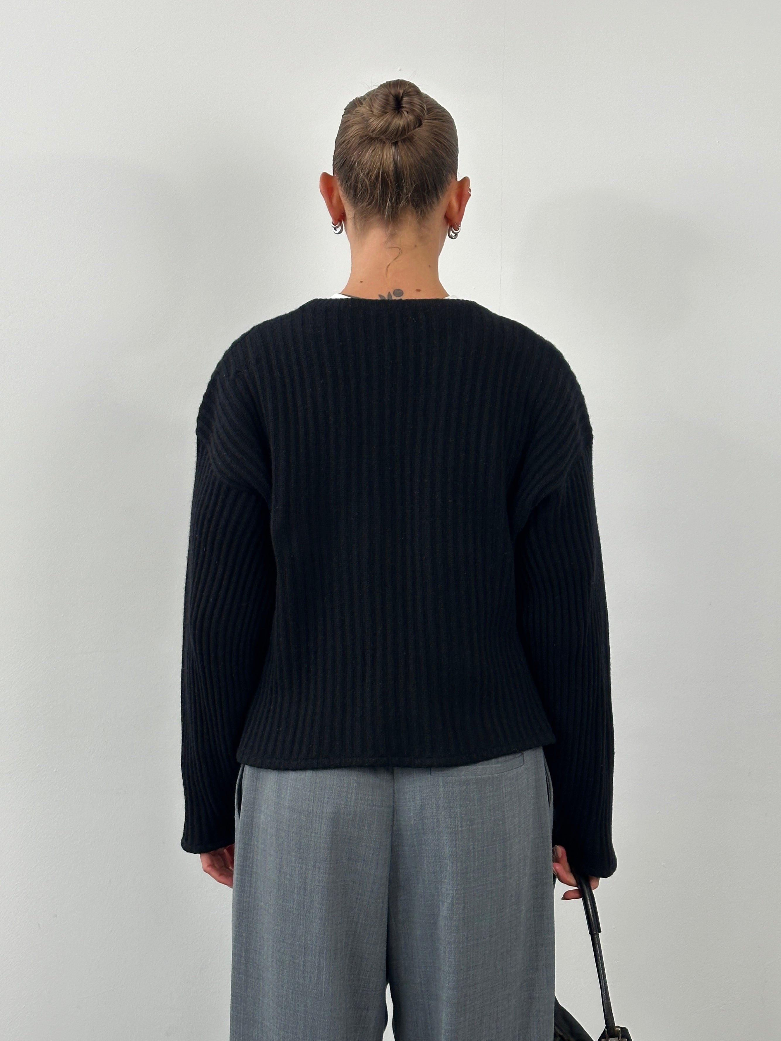 Vintage Italian pure cashmere cropped ribbed jumper in size L, soft and cozy knit with a stylish ribbed design.