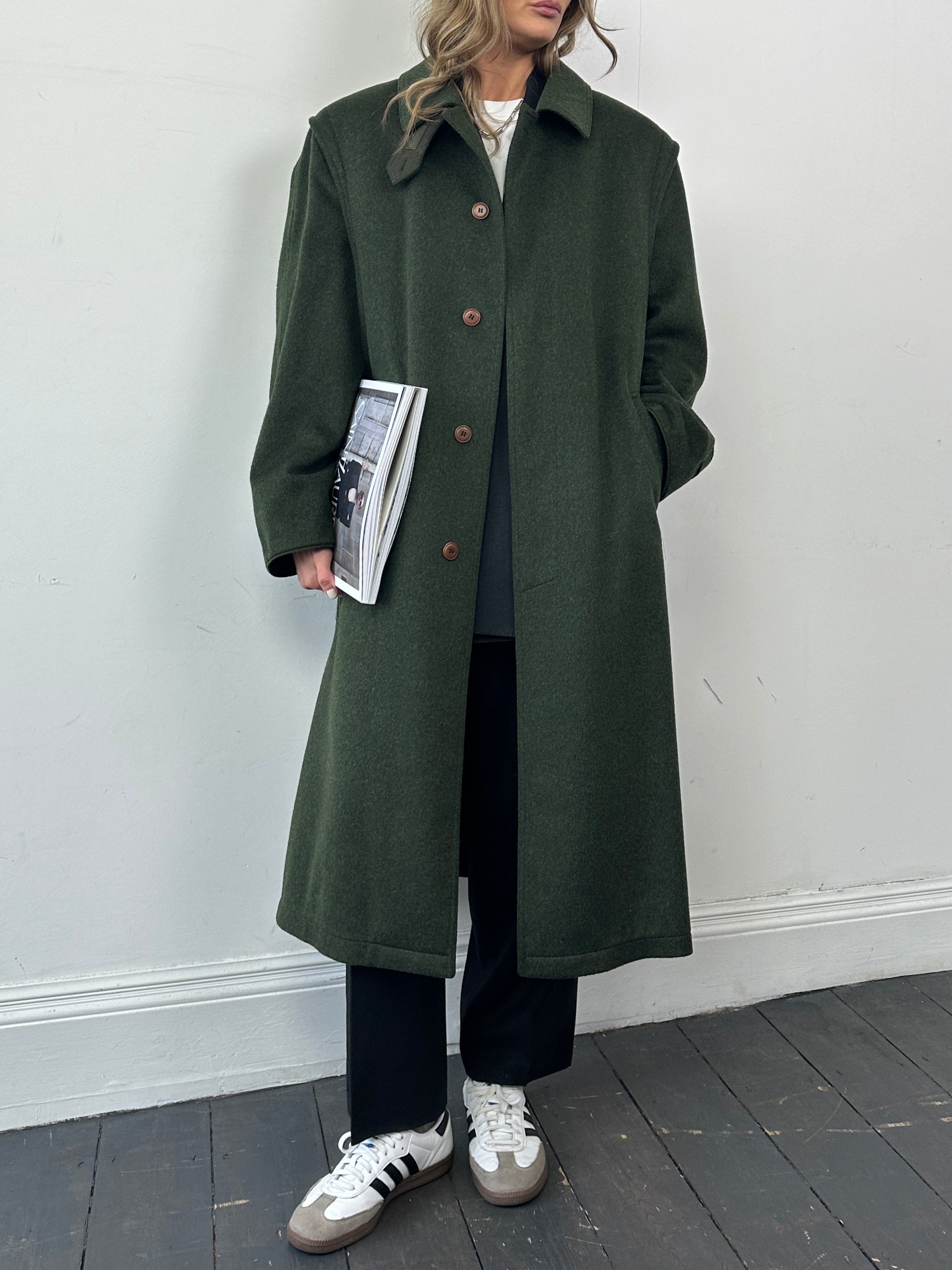 Vintage wool coat with concealed placket, single-breasted design in XL size, featuring classic vintage style and textured fabric.