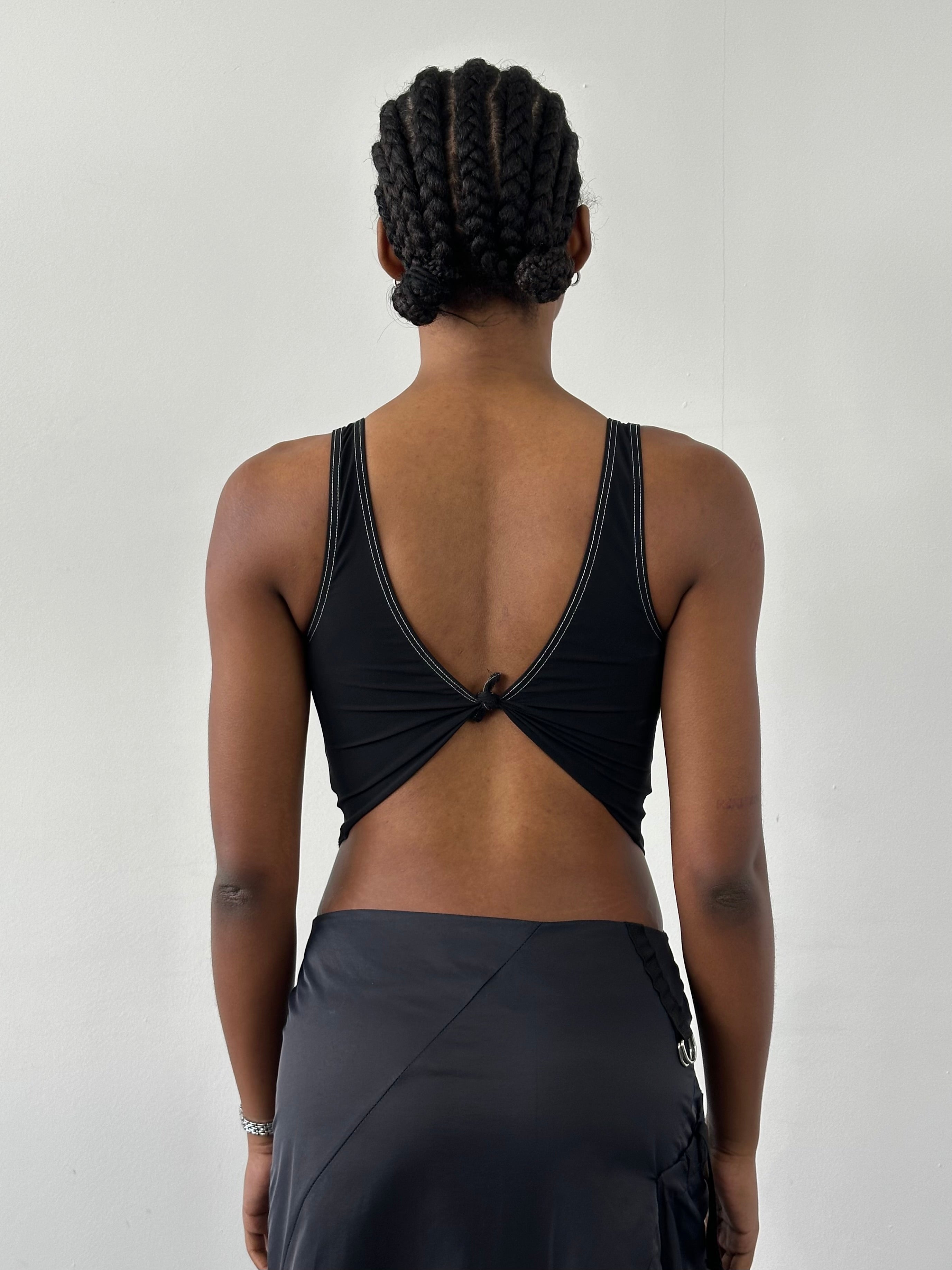 Vintage 2000s sleeveless tank top with contrast stitching, casual sleeveless top in size S/M, featuring a retro style and fitted design.