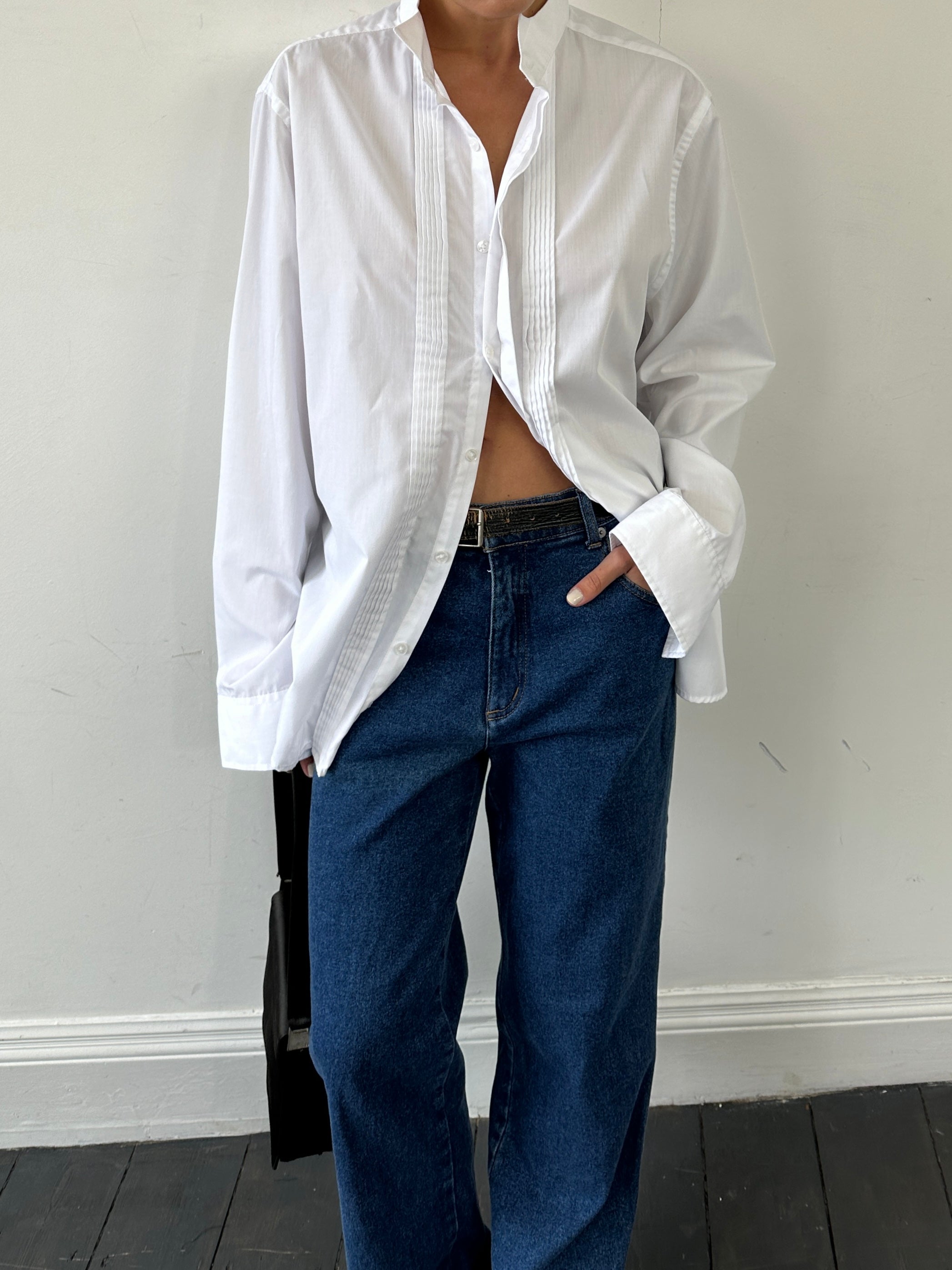 Vintage high waisted straight-leg denim jeans in W32, showcasing classic blue wash and vintage style with relaxed fit.